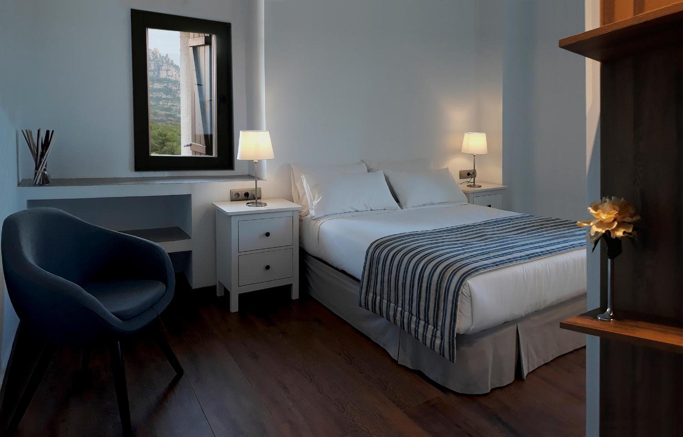 Deluxe Double Room with Shower - Photo 5