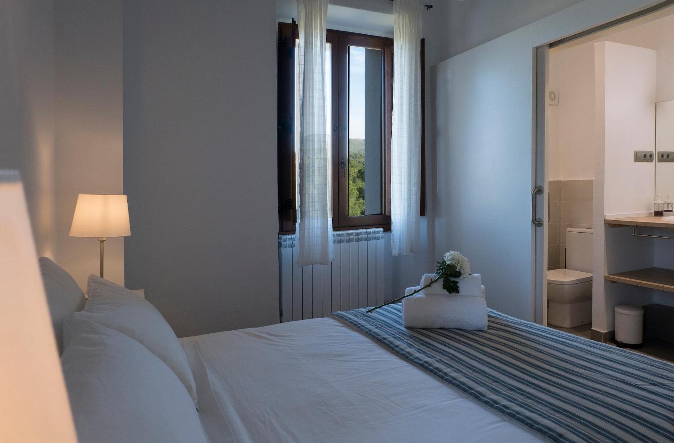 Deluxe Double Room with Shower - Photo 6