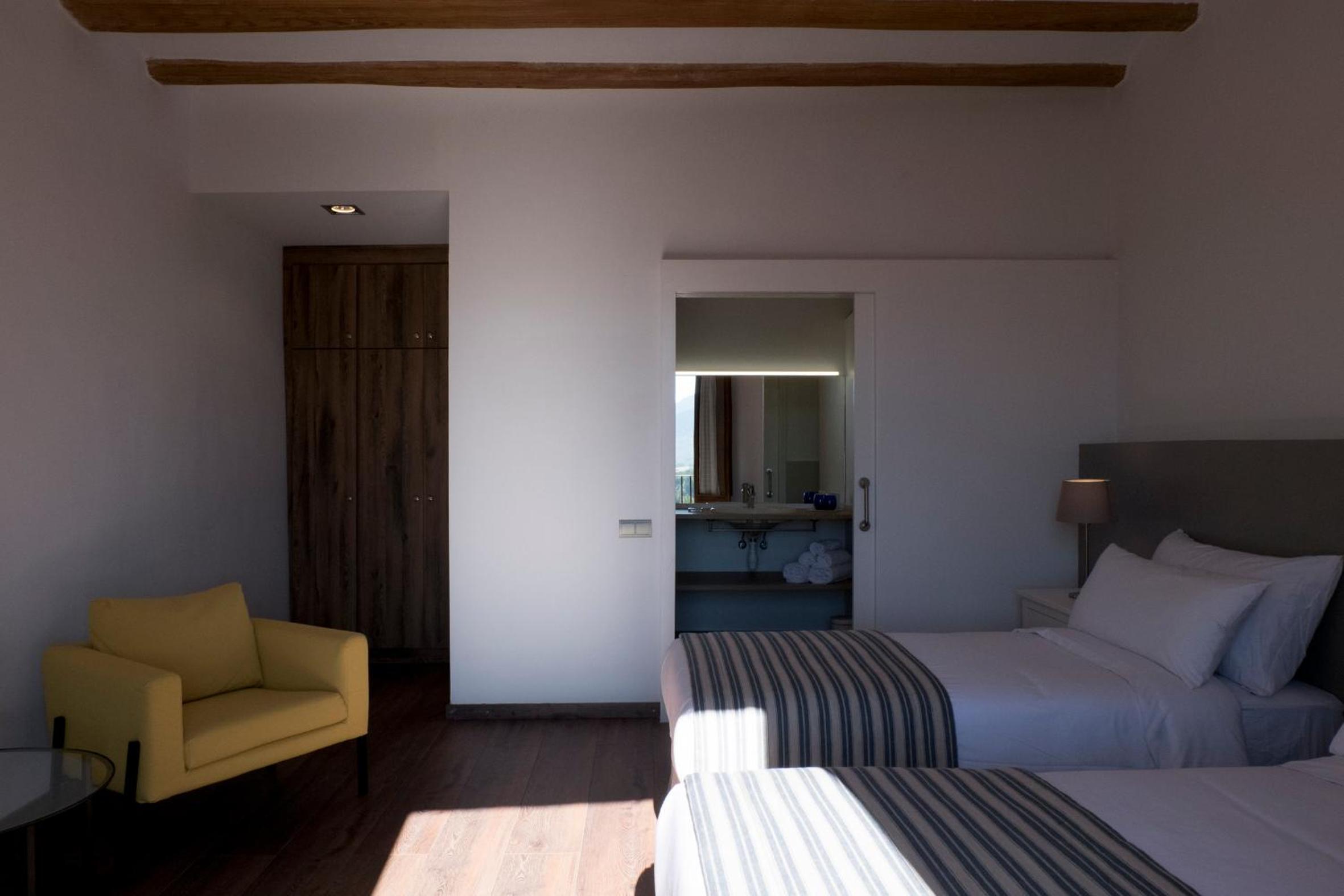 Twin Room with Private Bathroom - Photo 6