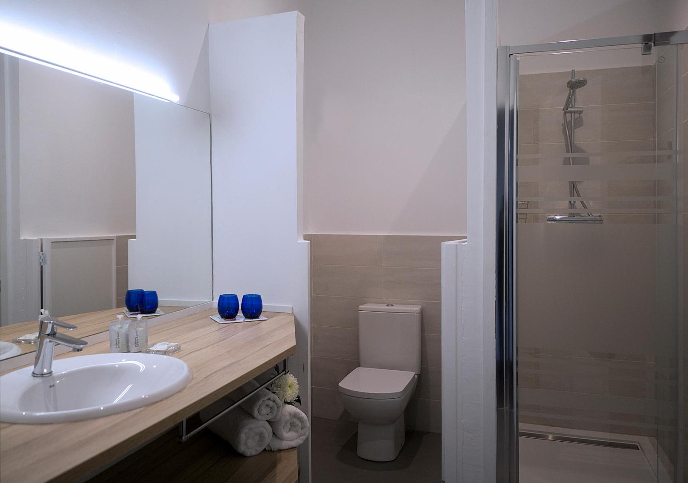 Twin Room with Private Bathroom - Photo 3