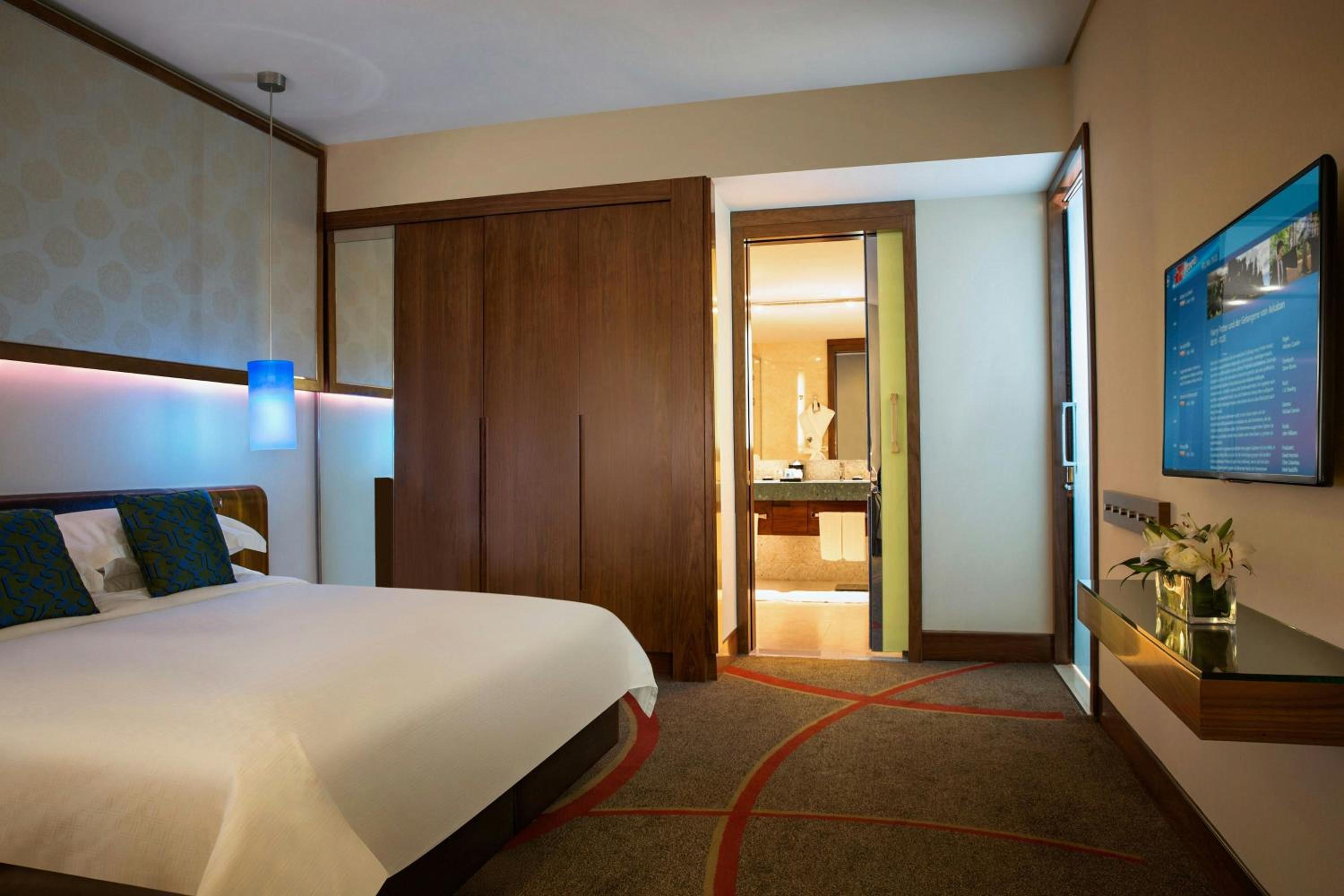 One-Bedroom Executive King Suite with Club Lounge Access