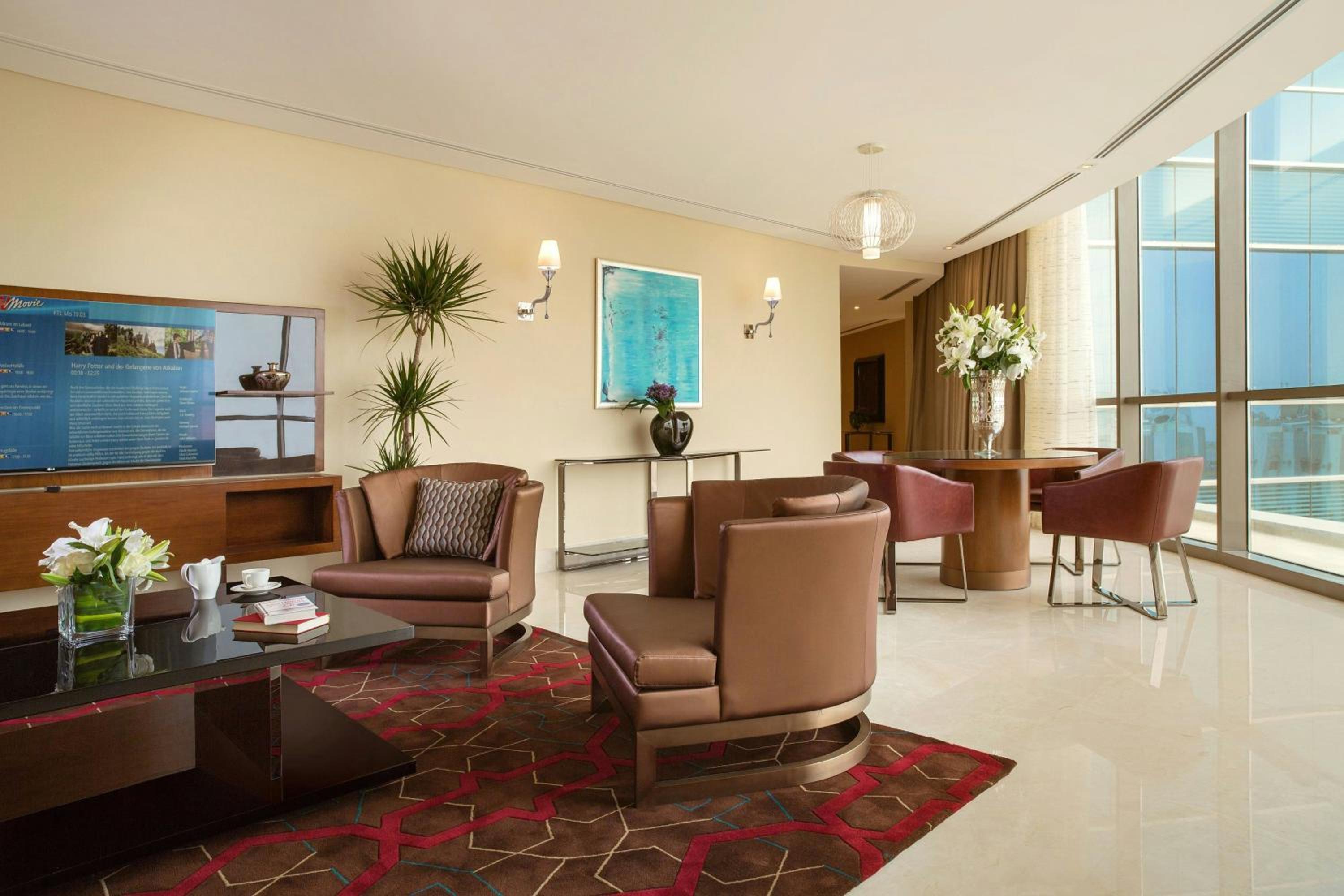 One-Bedroom Spacious King Suite with Club Lounge Access