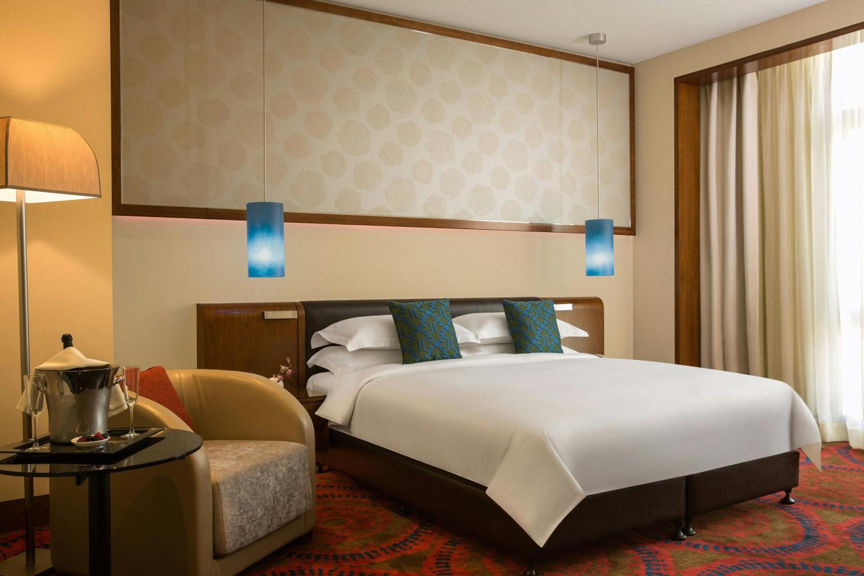 One-Bedroom Spacious King Suite with Club Lounge Access