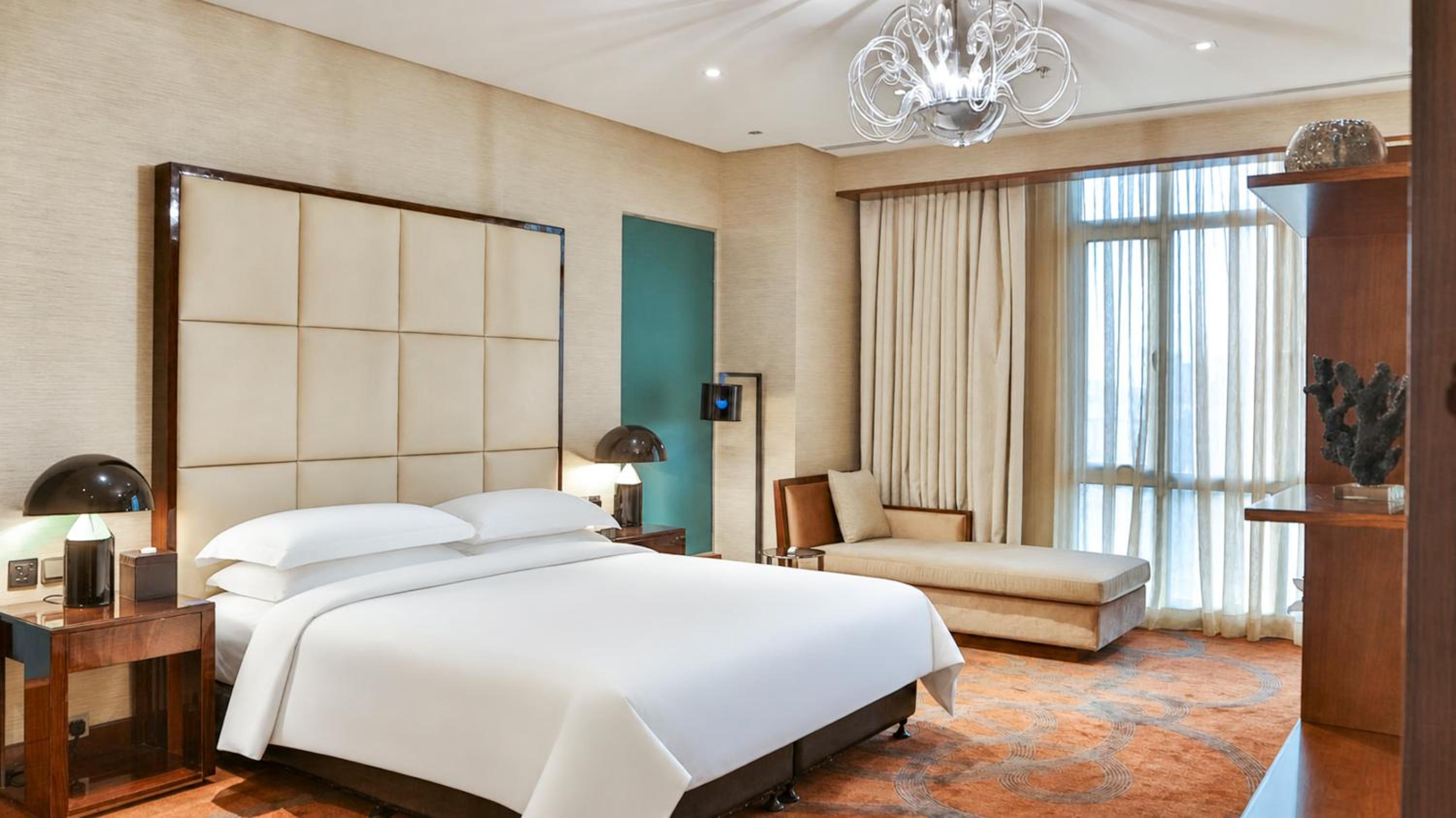 One-Bedroom Royal King Suite - Club Lounge Access