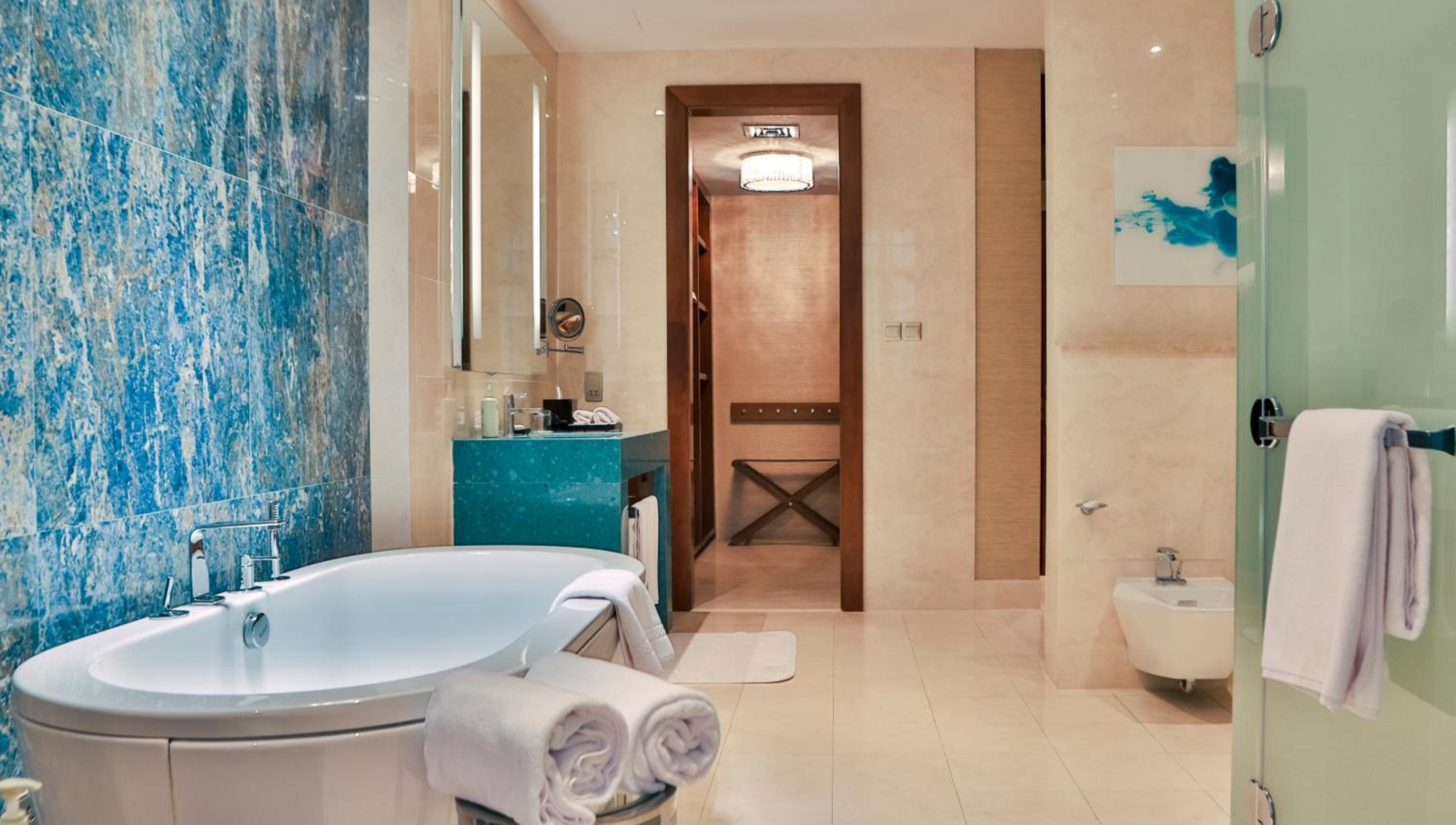 One-Bedroom Royal King Suite - Club Lounge Access thumbnail 6