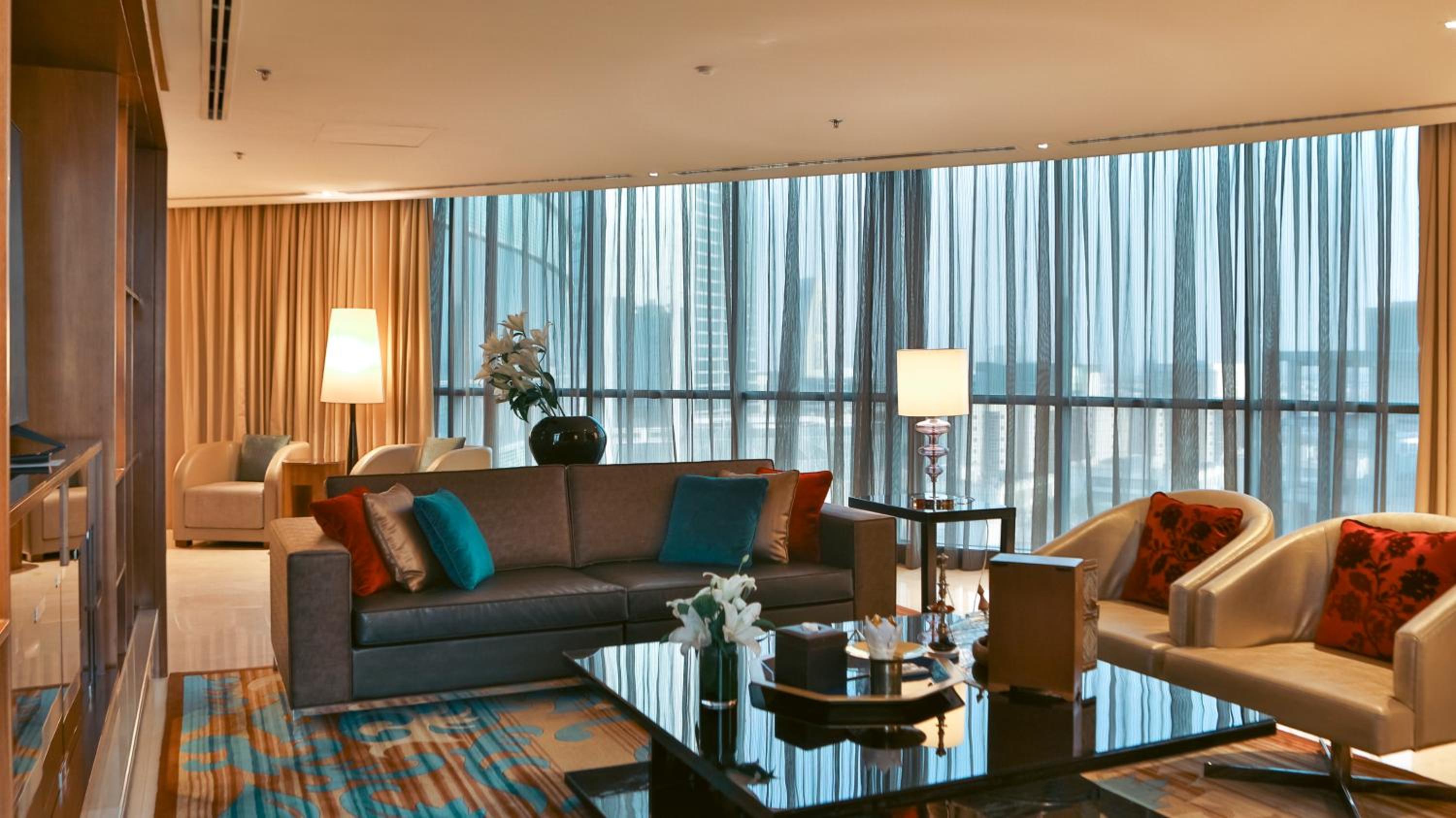 One-Bedroom Royal King Suite - Club Lounge Access thumbnail 5