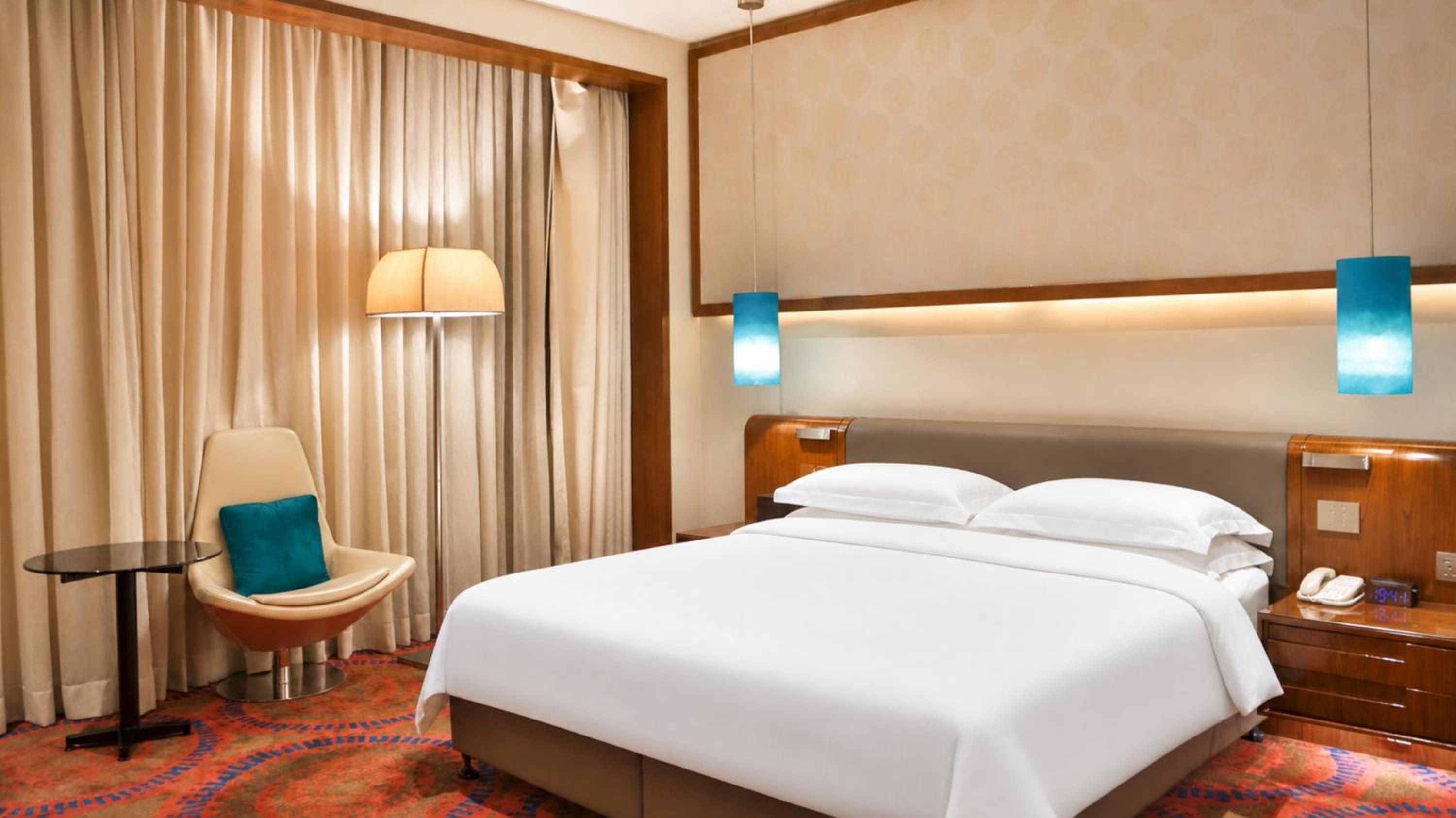 One-Bedroom Presidential King Suite - Club Lounge Access thumbnail 5
