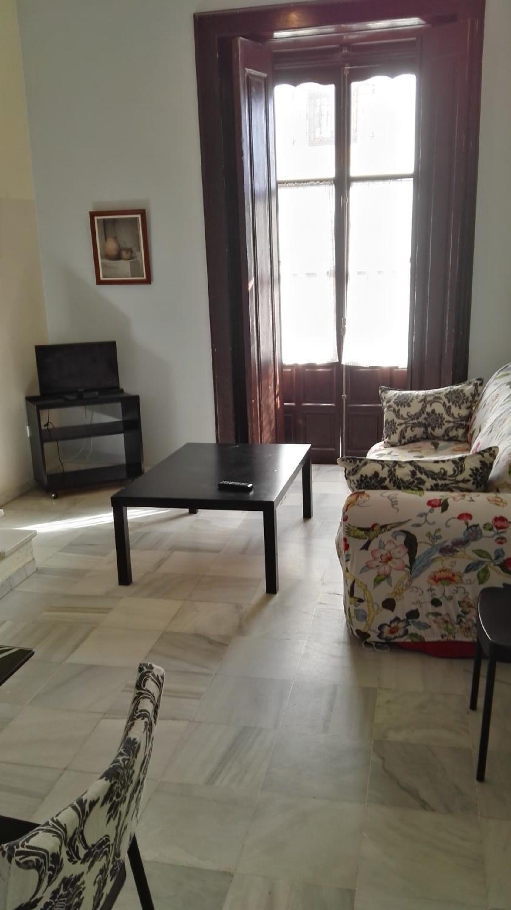 Three-Bedroom Apartment with Balcony - Photo 8