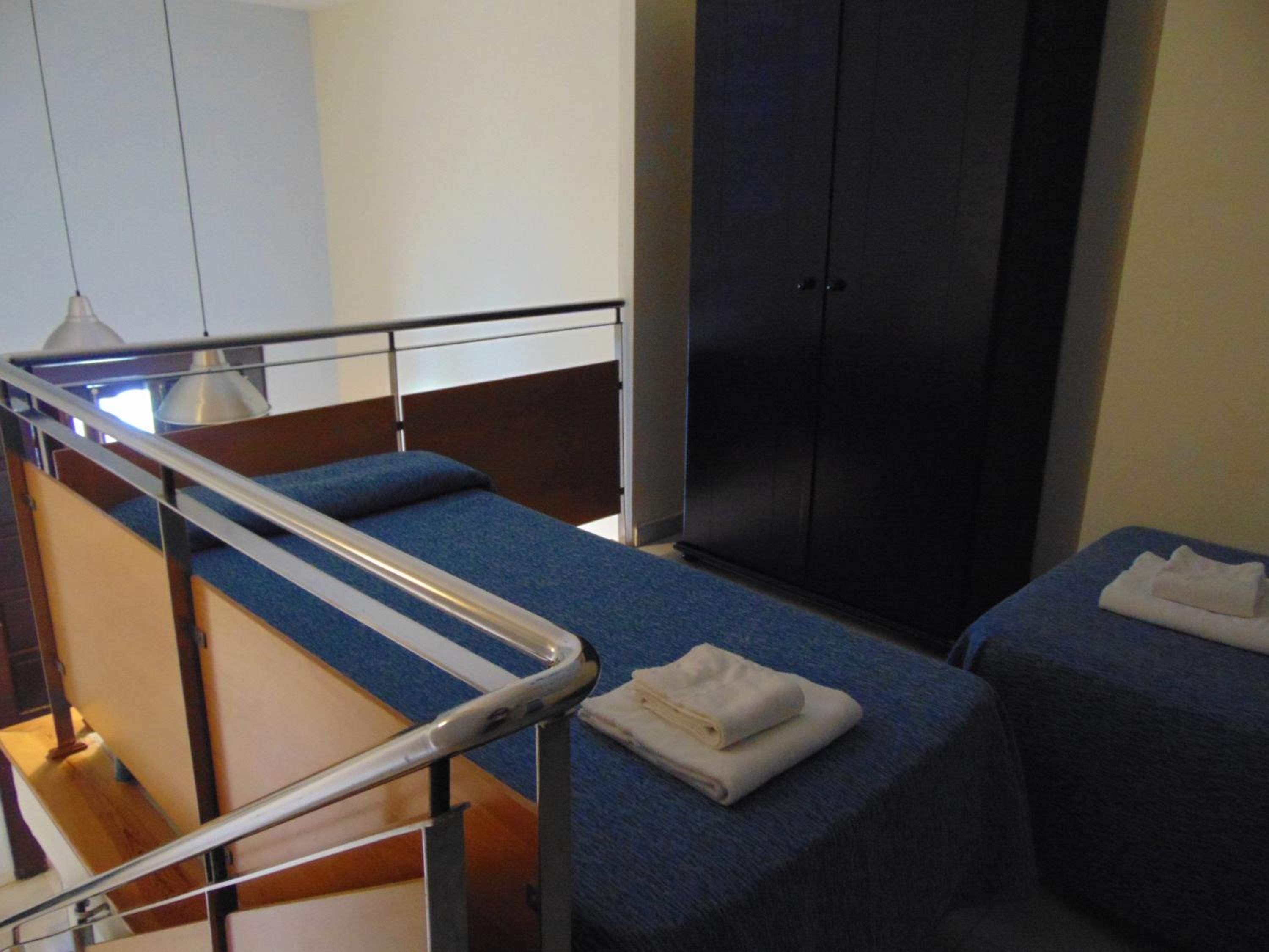 Three-Bedroom Apartment with Balcony - Photo 2