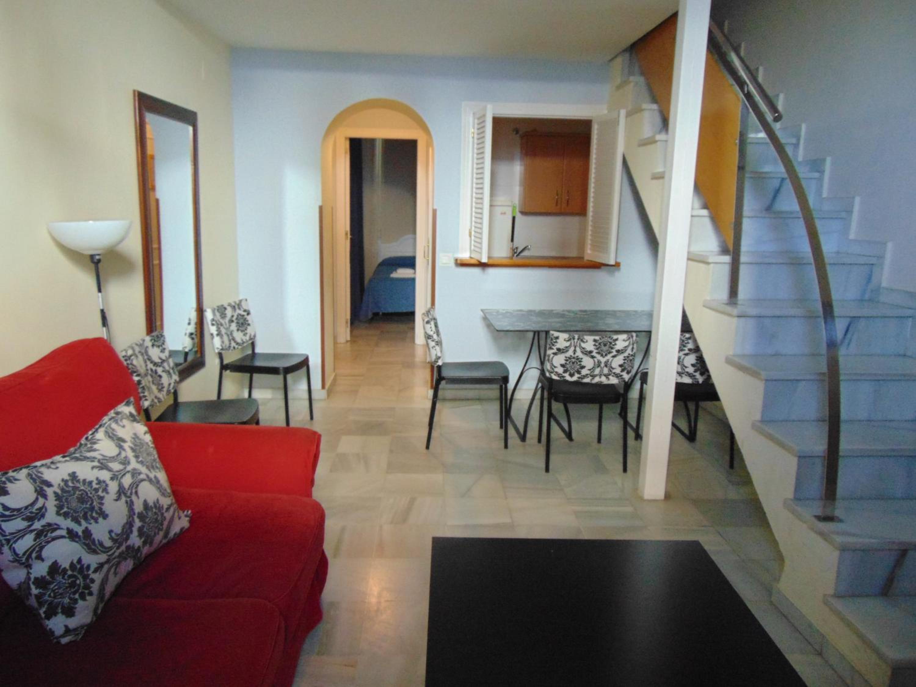 Three-Bedroom Apartment with Balcony - Photo 23