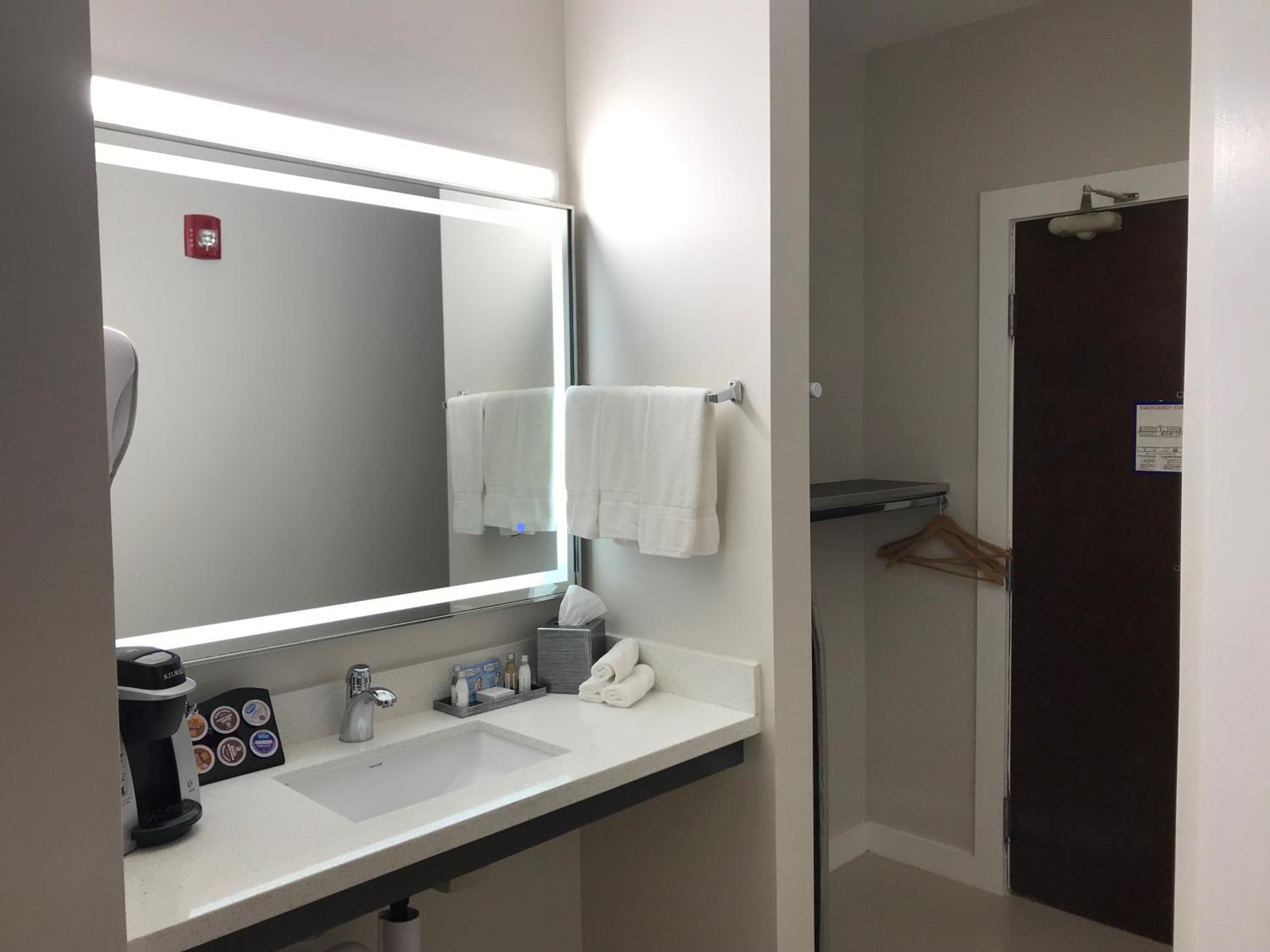 King Room With Mobility/Hearing Impaired Access - Non-Smoking - Photo 4