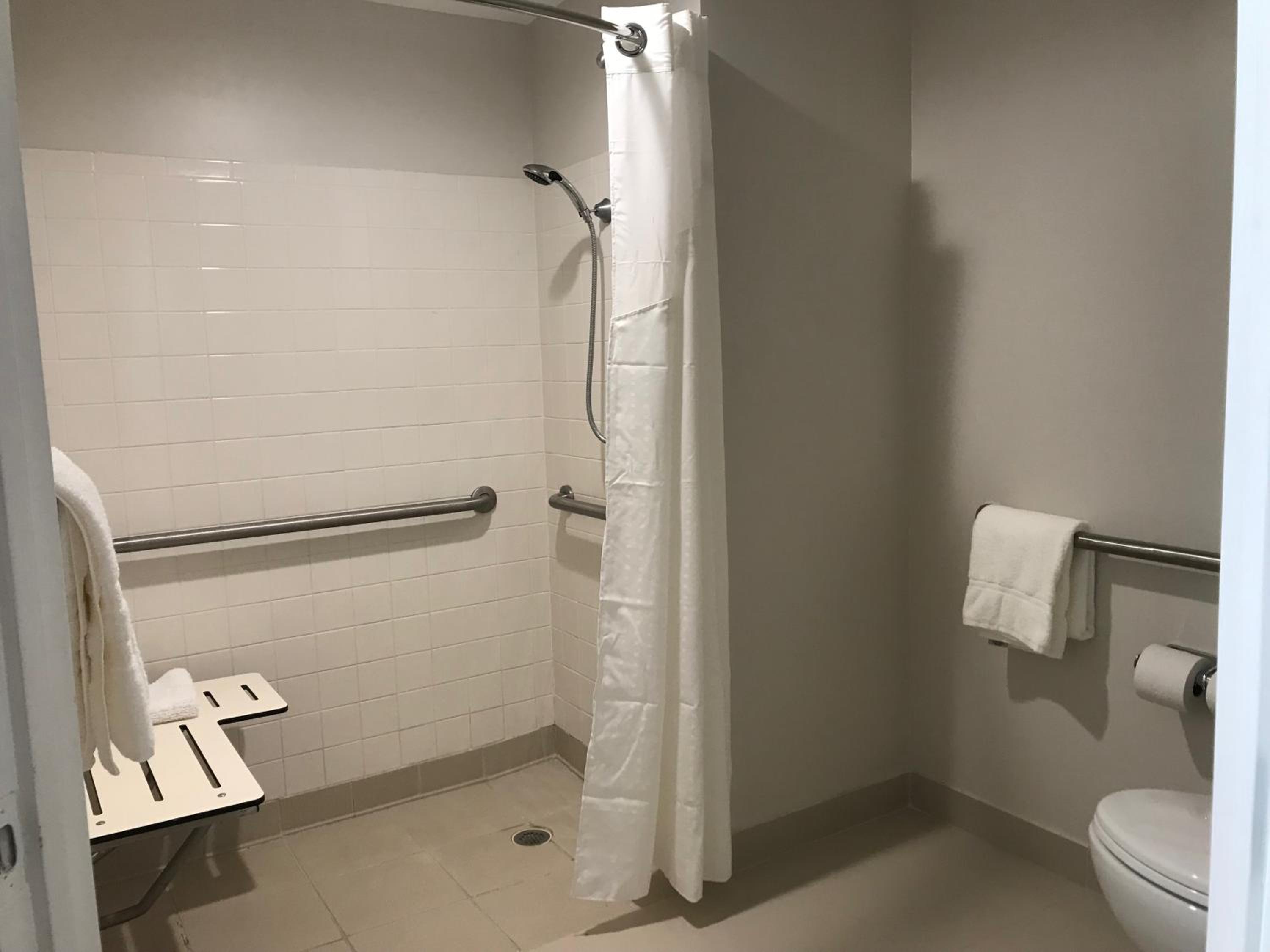 King Room With Mobility/Hearing Impaired Access - Non-Smoking - Photo 5