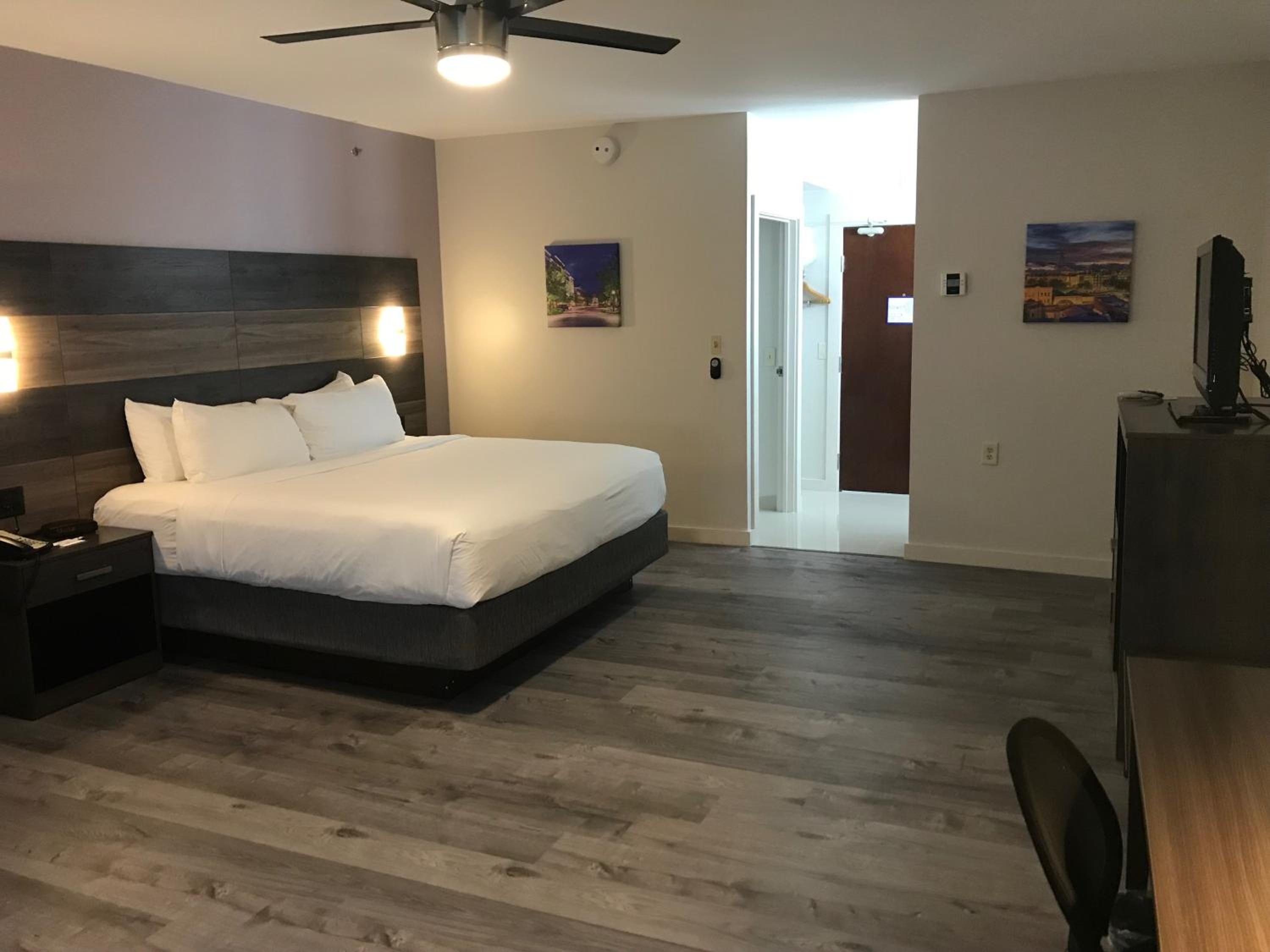 King Room With Mobility/Hearing Impaired Access - Non-Smoking - Photo 8