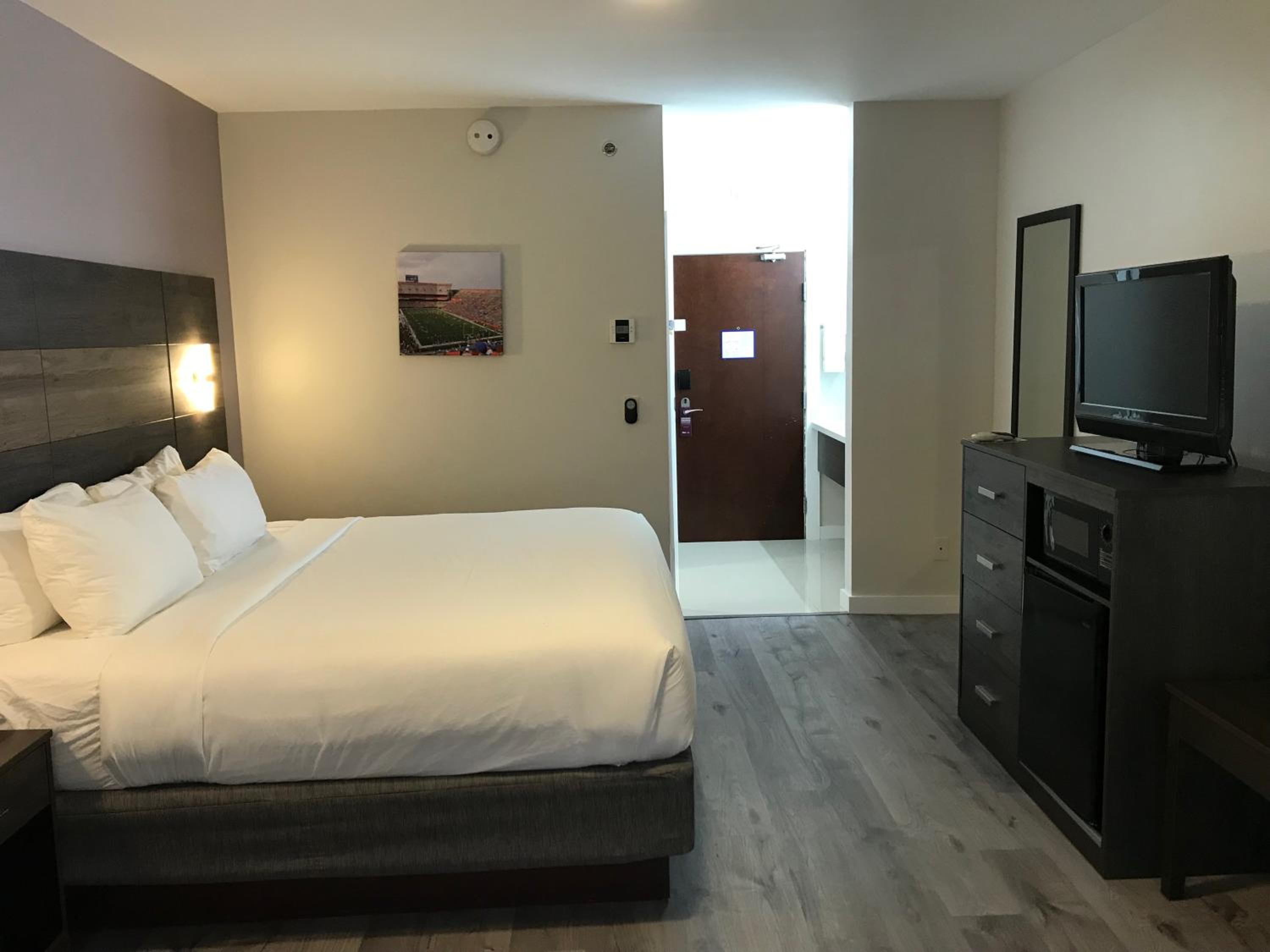 King Room With Mobility/Hearing Impaired Access - Non-Smoking - Photo 2