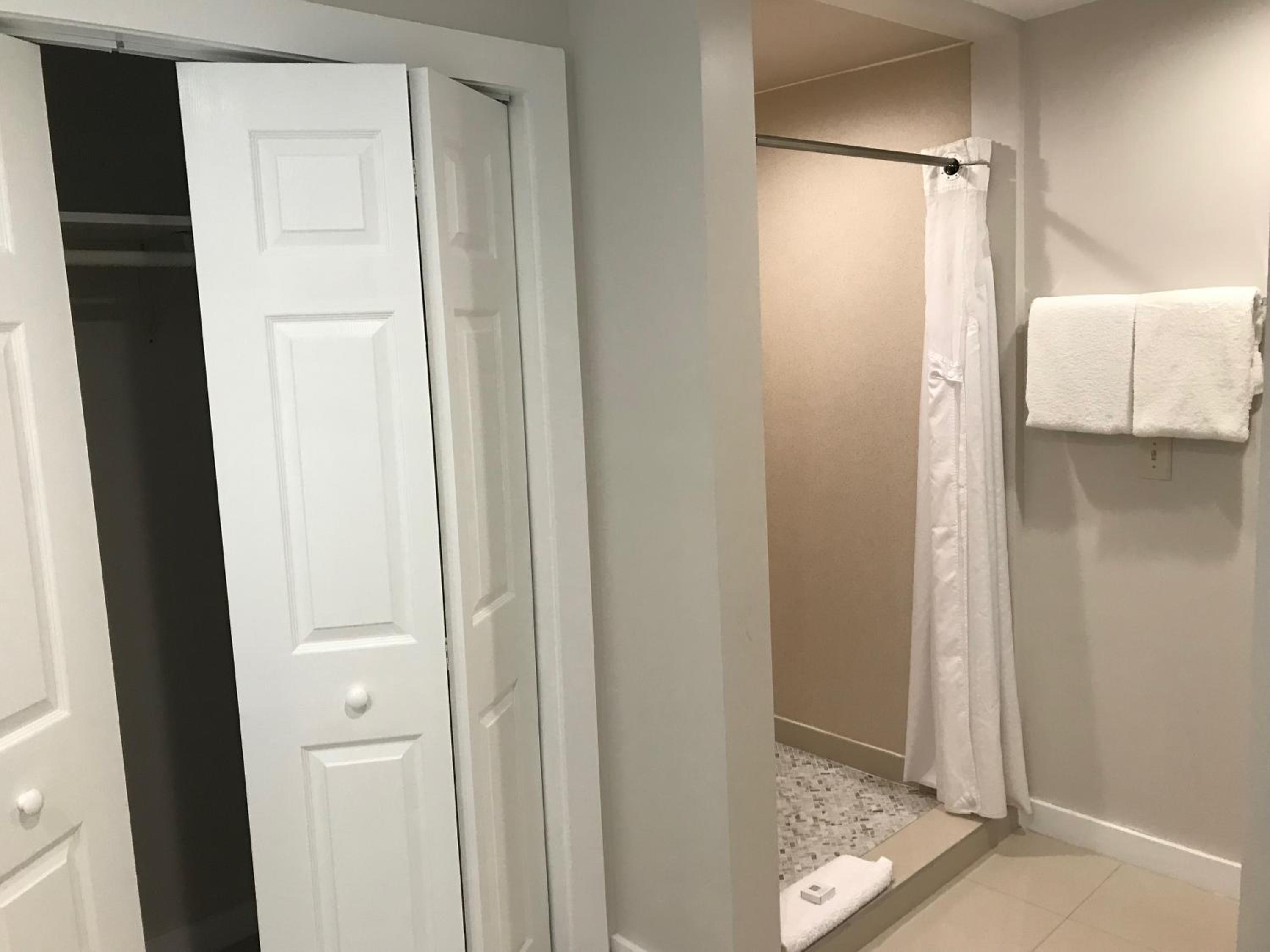 One-Bedroom King Suite - Non-Smoking - Photo 4