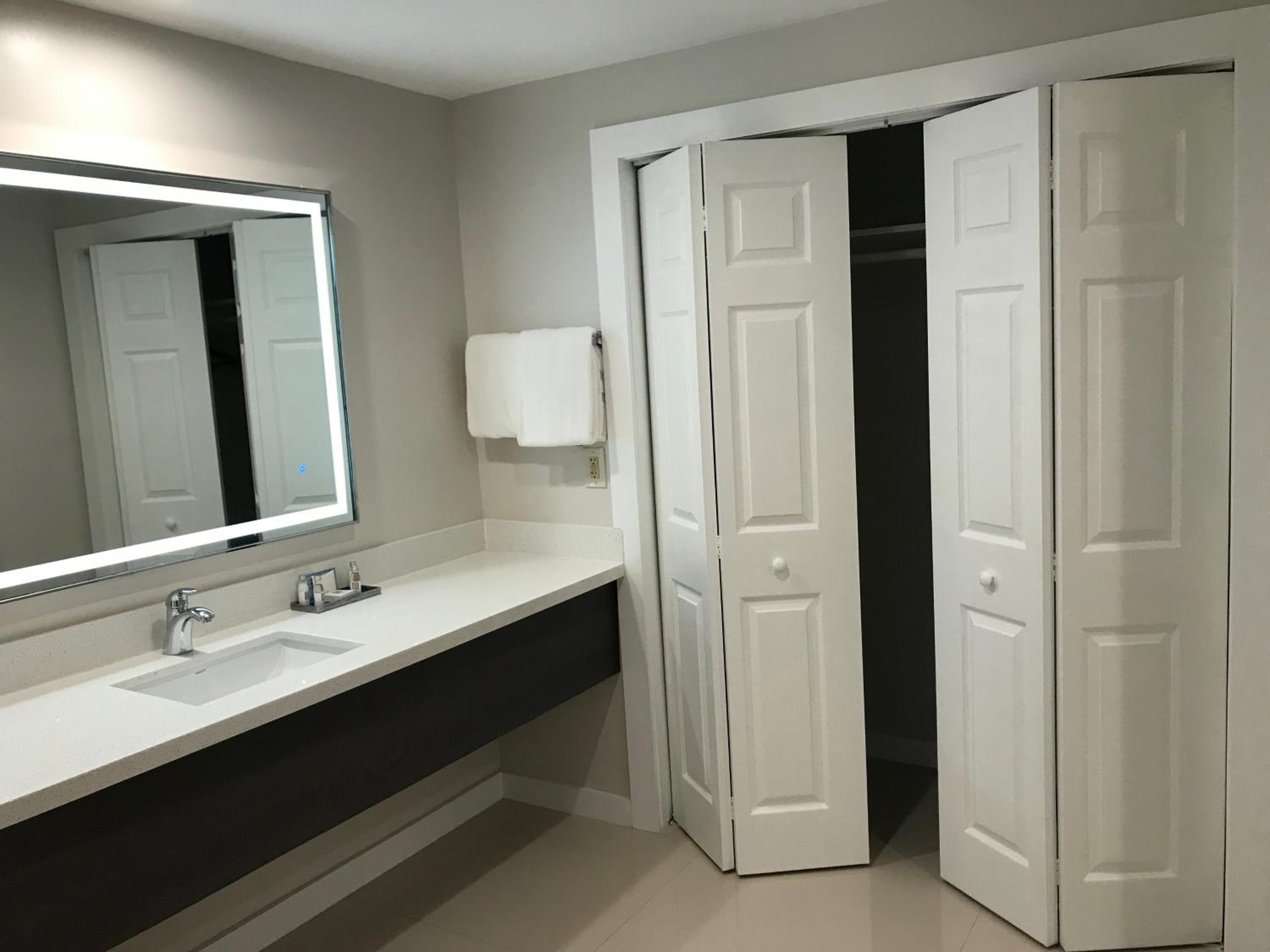 One-Bedroom King Suite - Non-Smoking - Photo 2