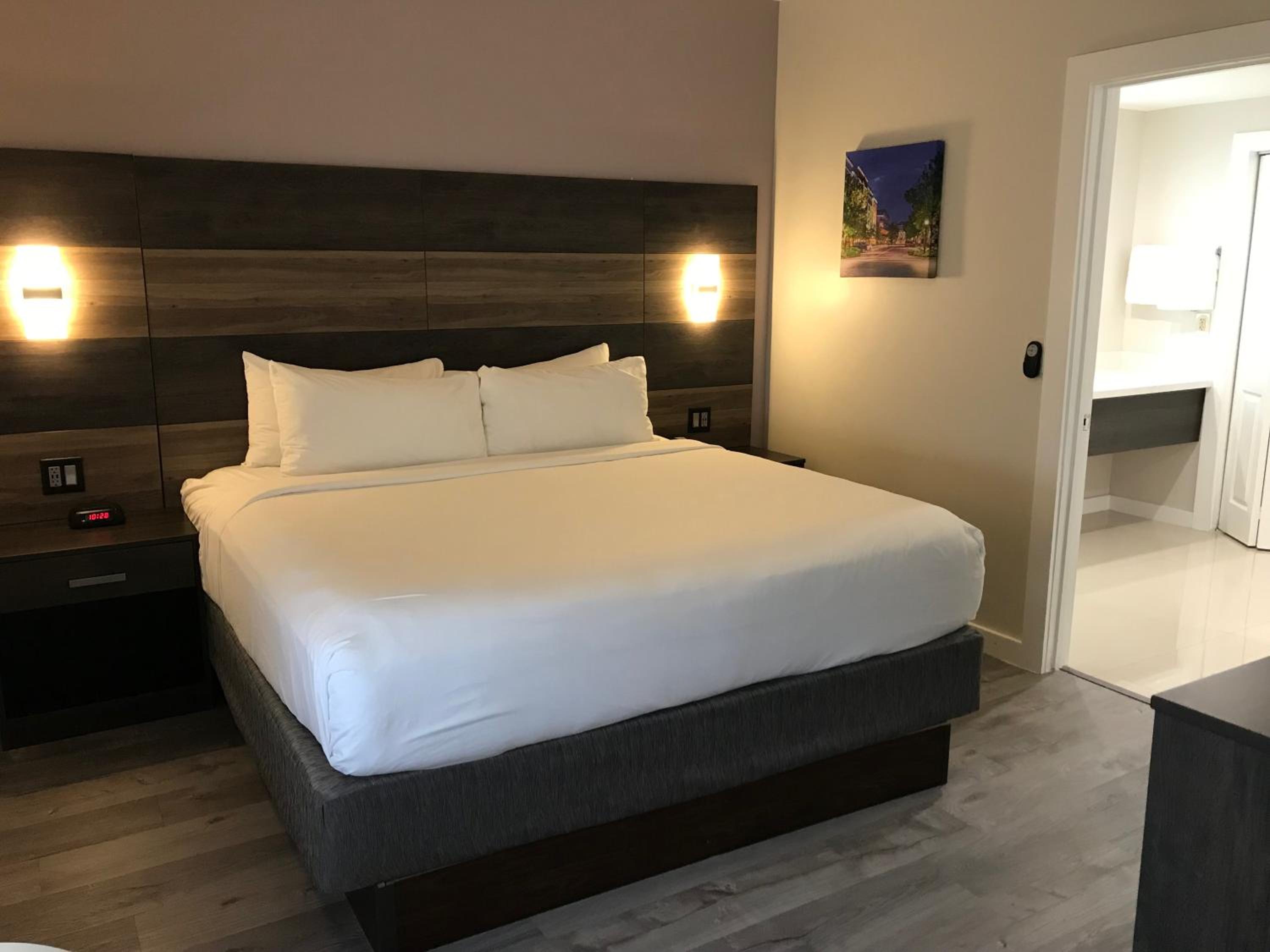 One-Bedroom King Suite - Non-Smoking - Photo 7