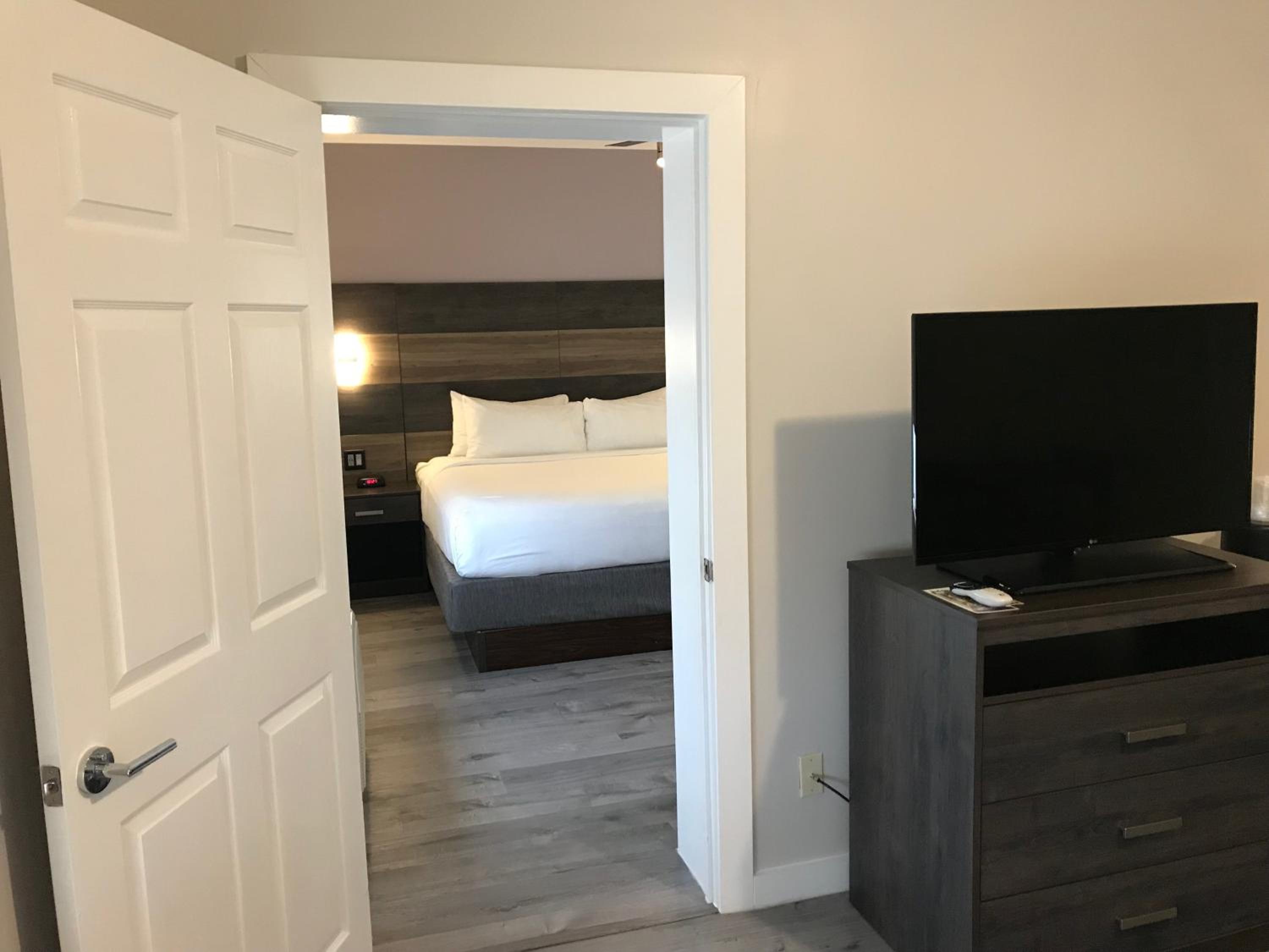 One-Bedroom King Suite - Non-Smoking - Photo 8