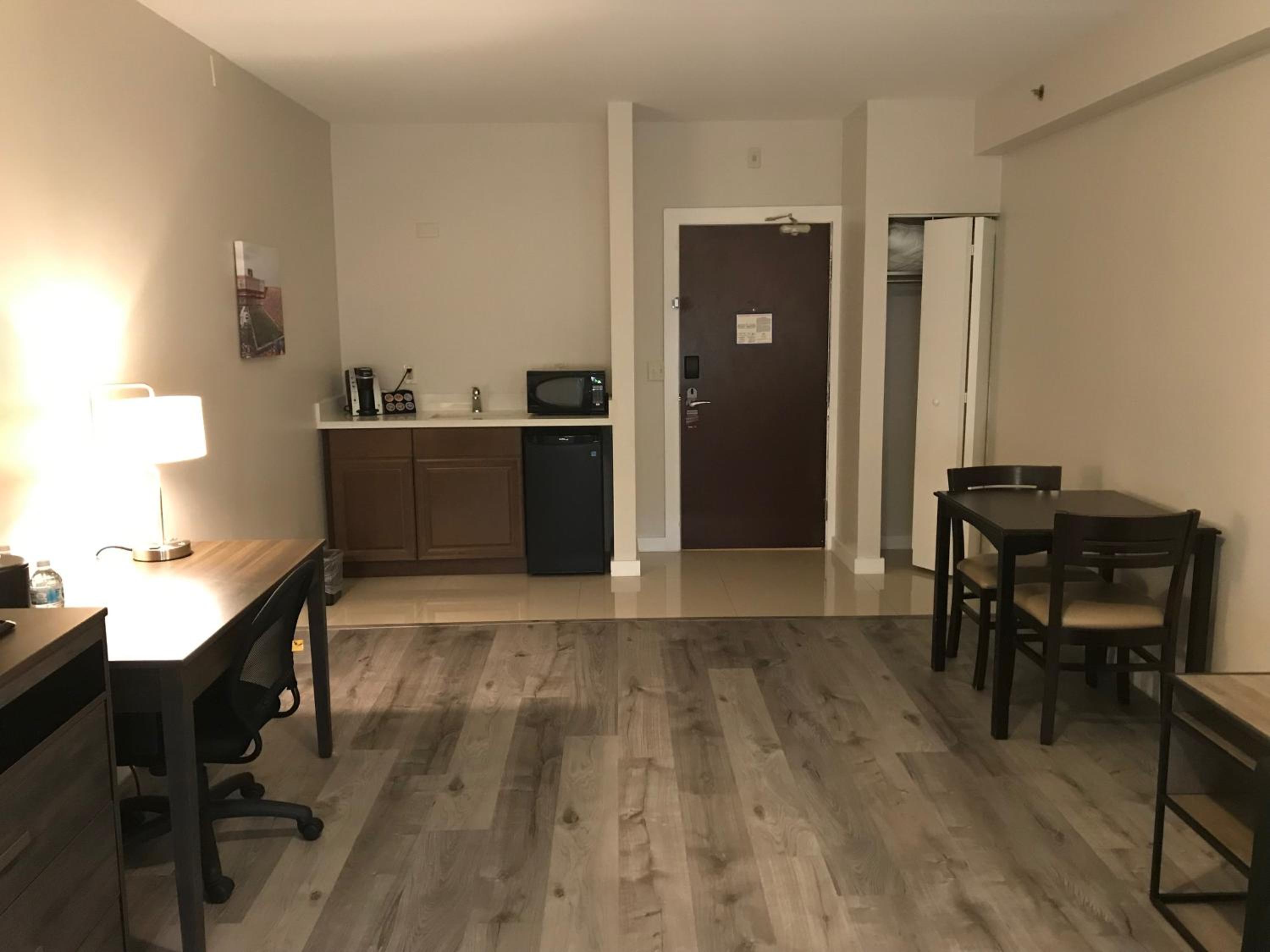 One-Bedroom King Suite - Non-Smoking - Photo 5