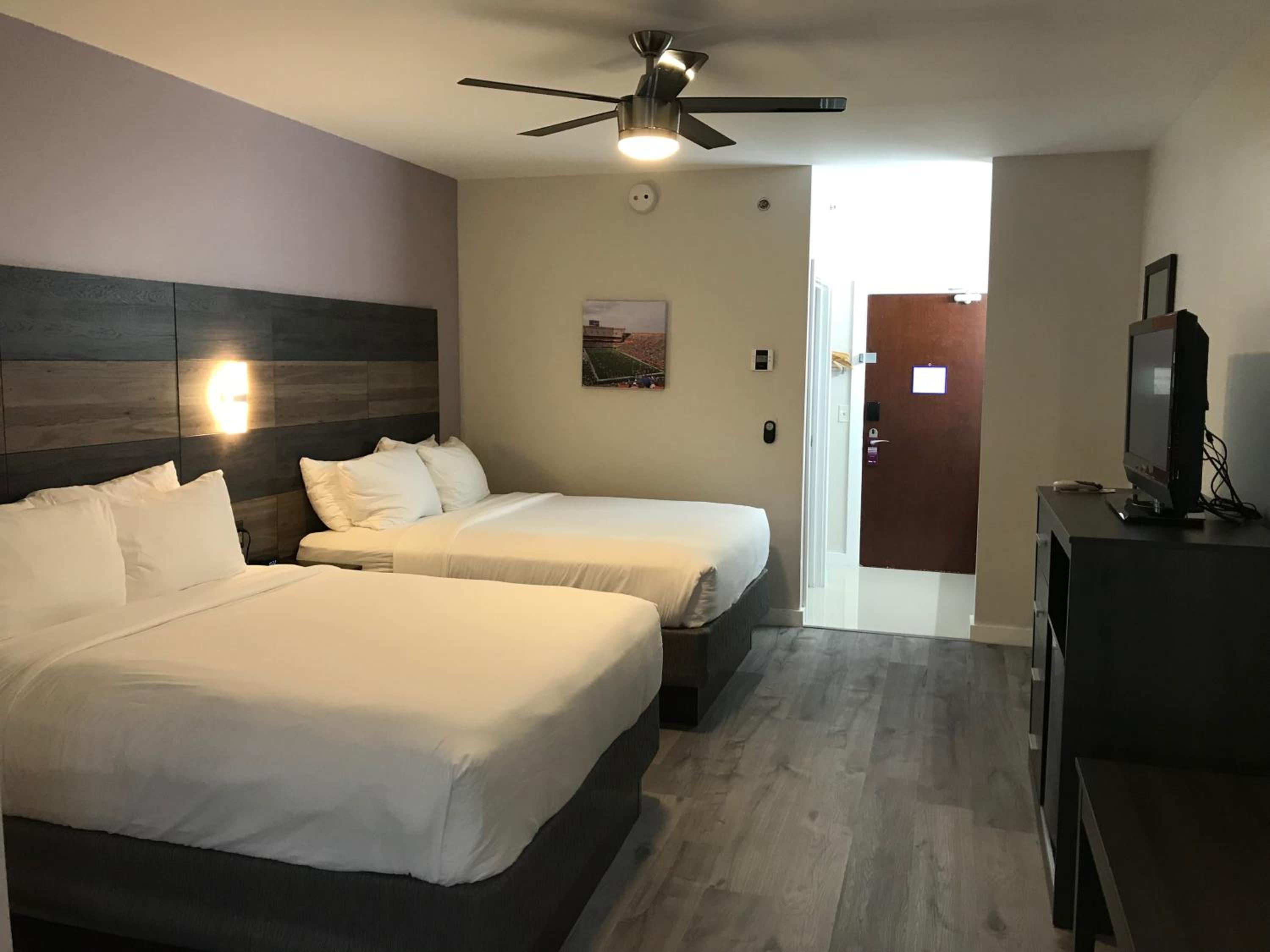 Queen Room With Two Queen Beds - Non-Smoking - Photo 3