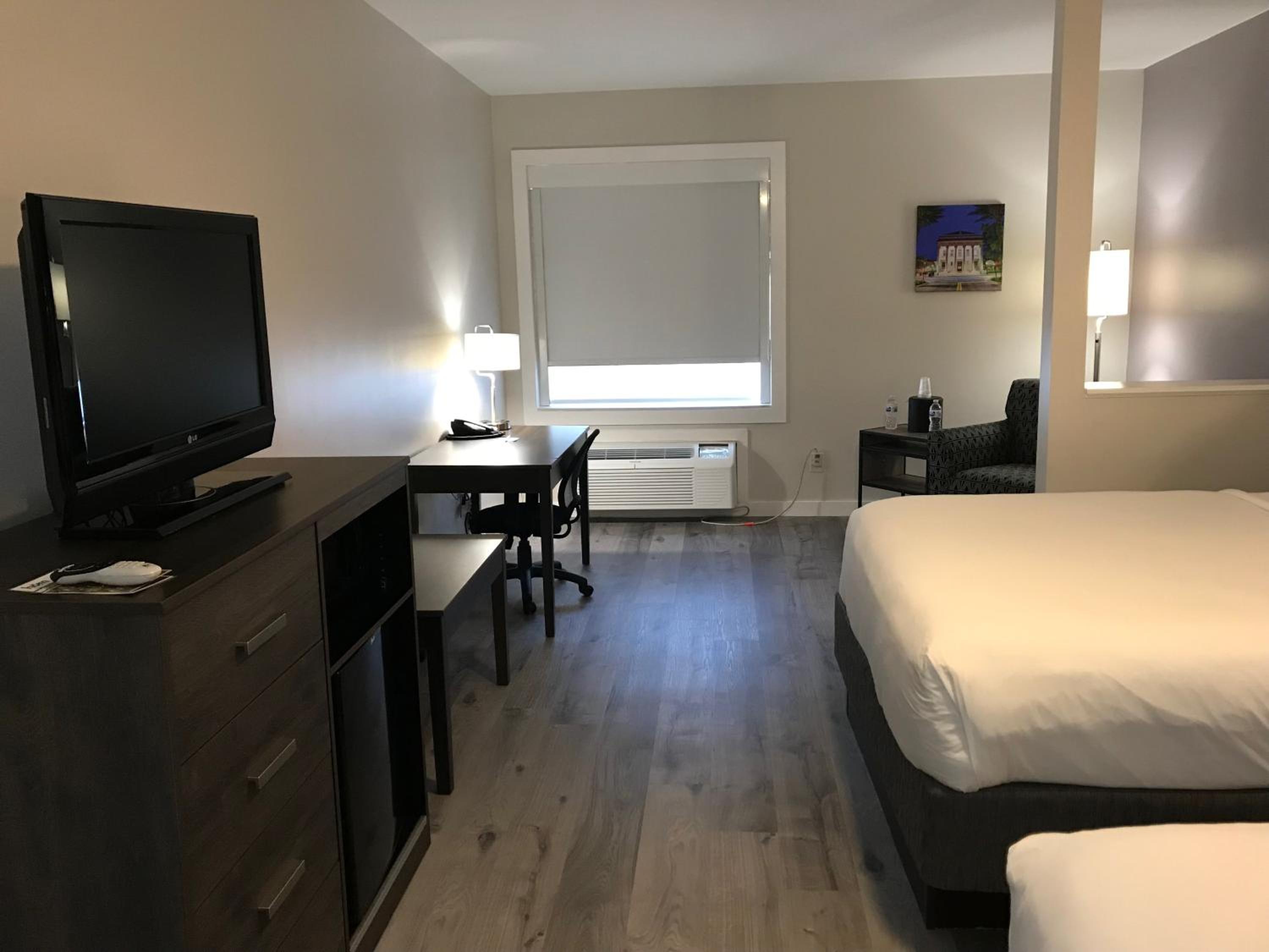 King Room With Mobility/Hearing Impaired Access - Non-Smoking - Photo 3