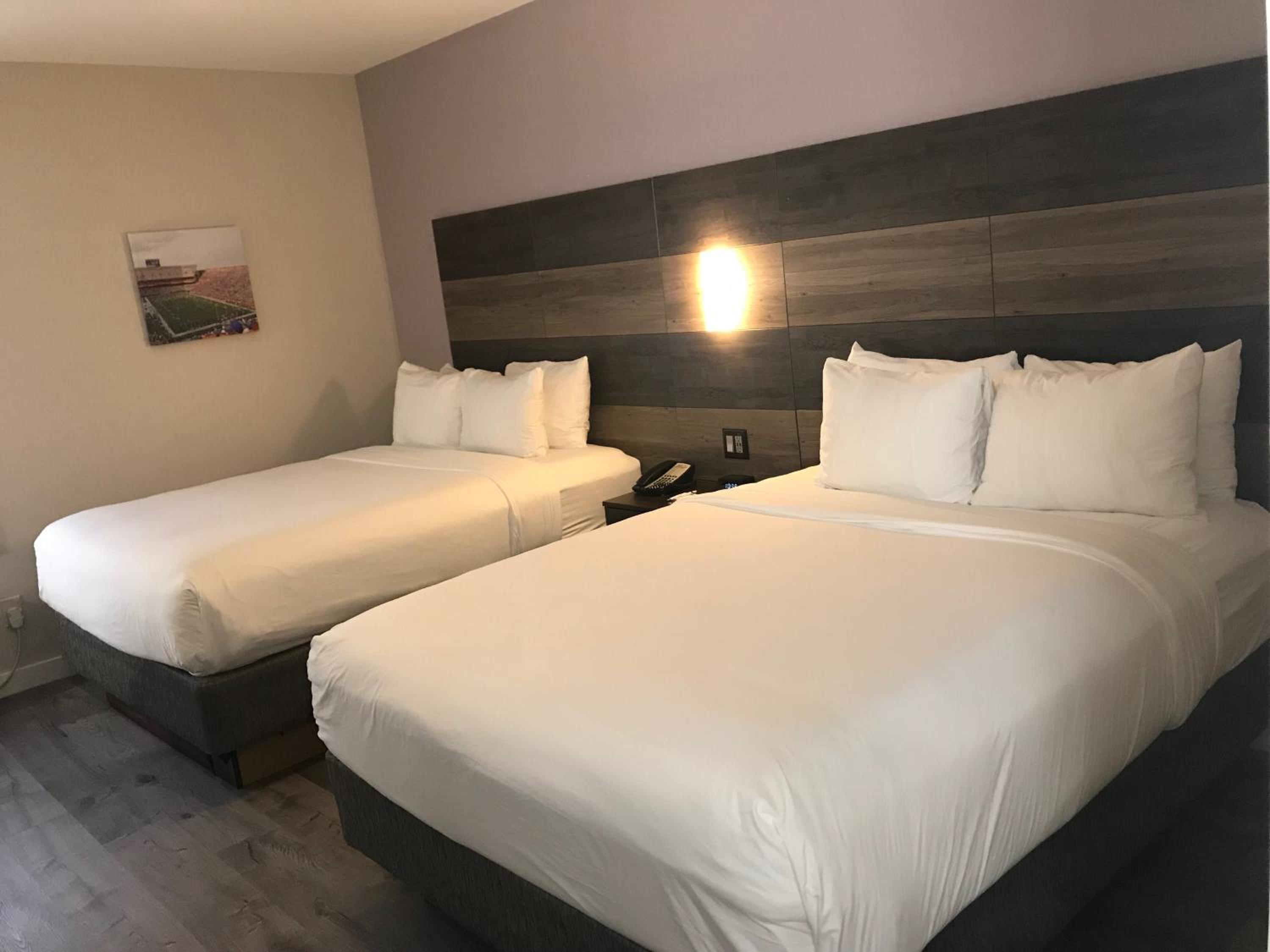 Queen Room With Two Queen Beds - Non-Smoking - Photo 4