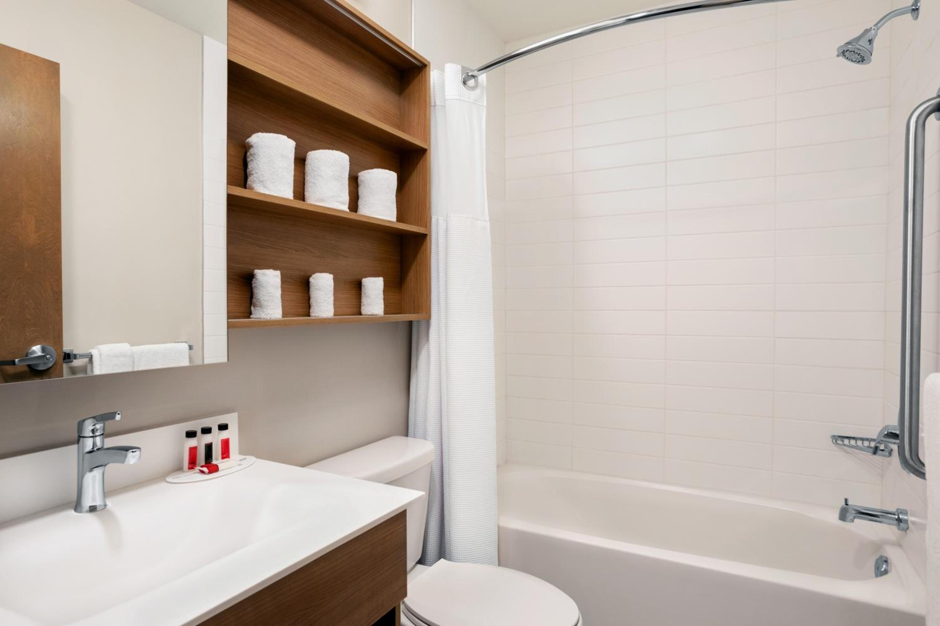 Queen Suite with Kitchenette - Non-Smoking photo 3