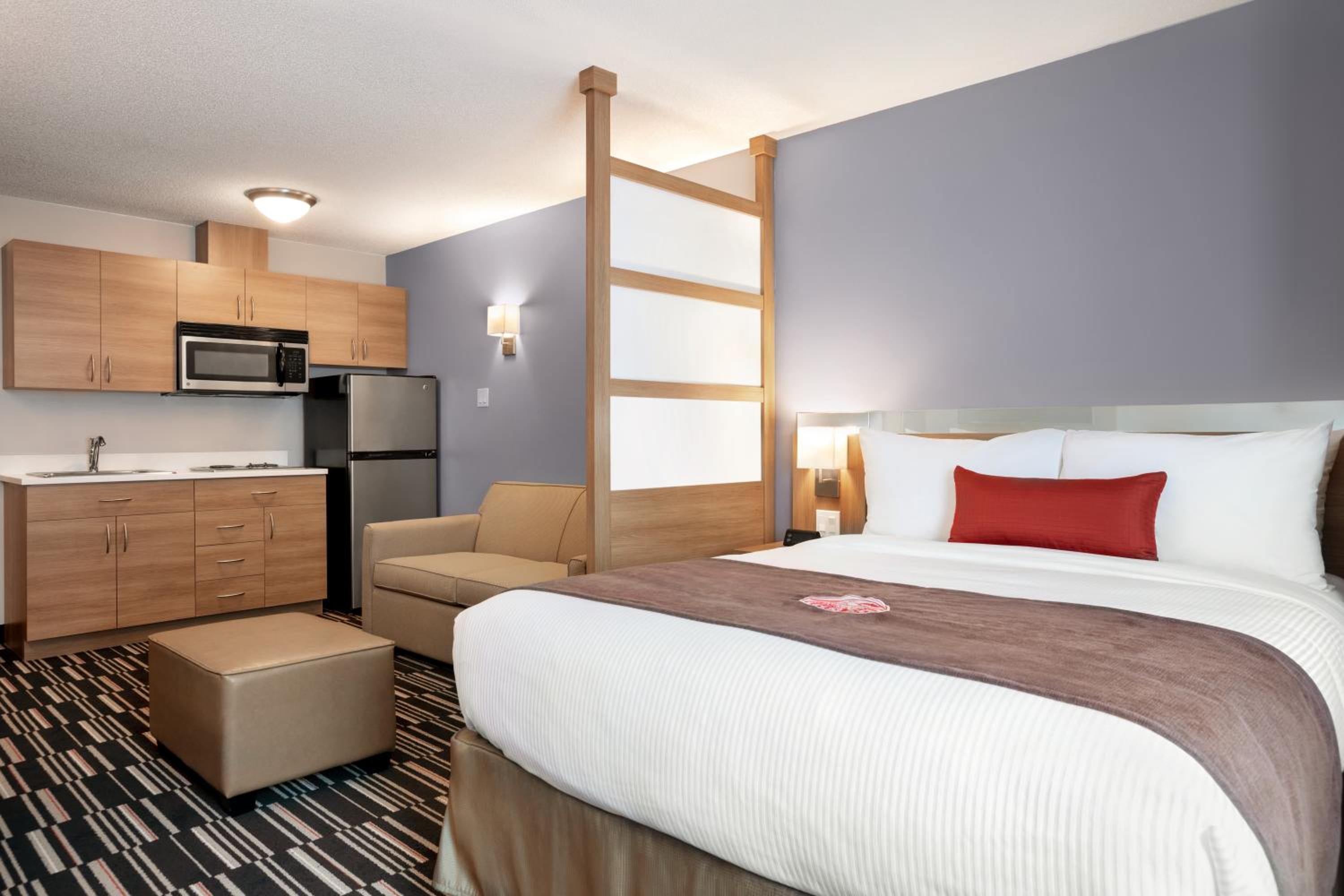 Queen Suite with Kitchenette - Non-Smoking photo 2