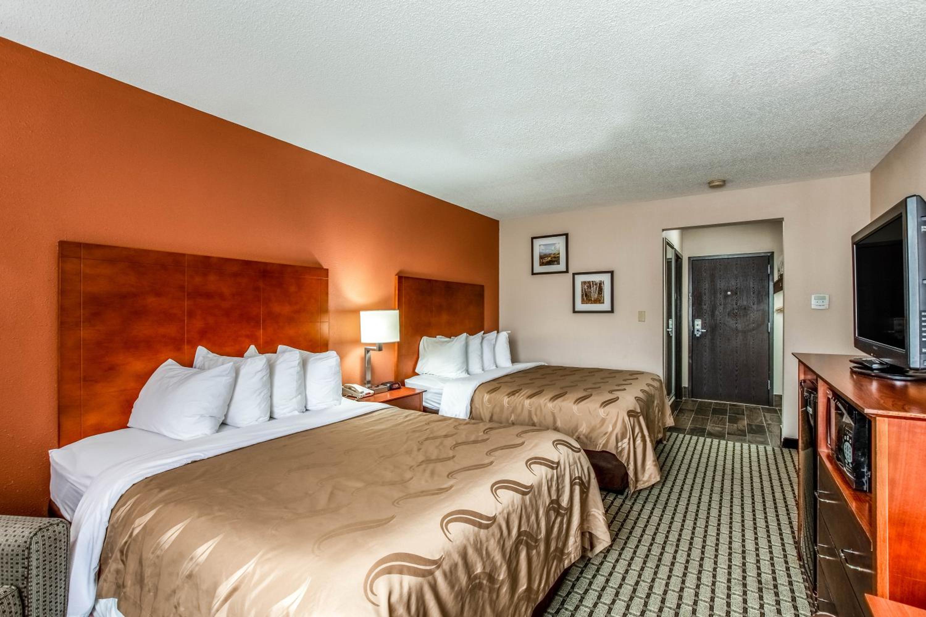 Queen Room with Two Queen Beds - Non-Smoking - Photo 4