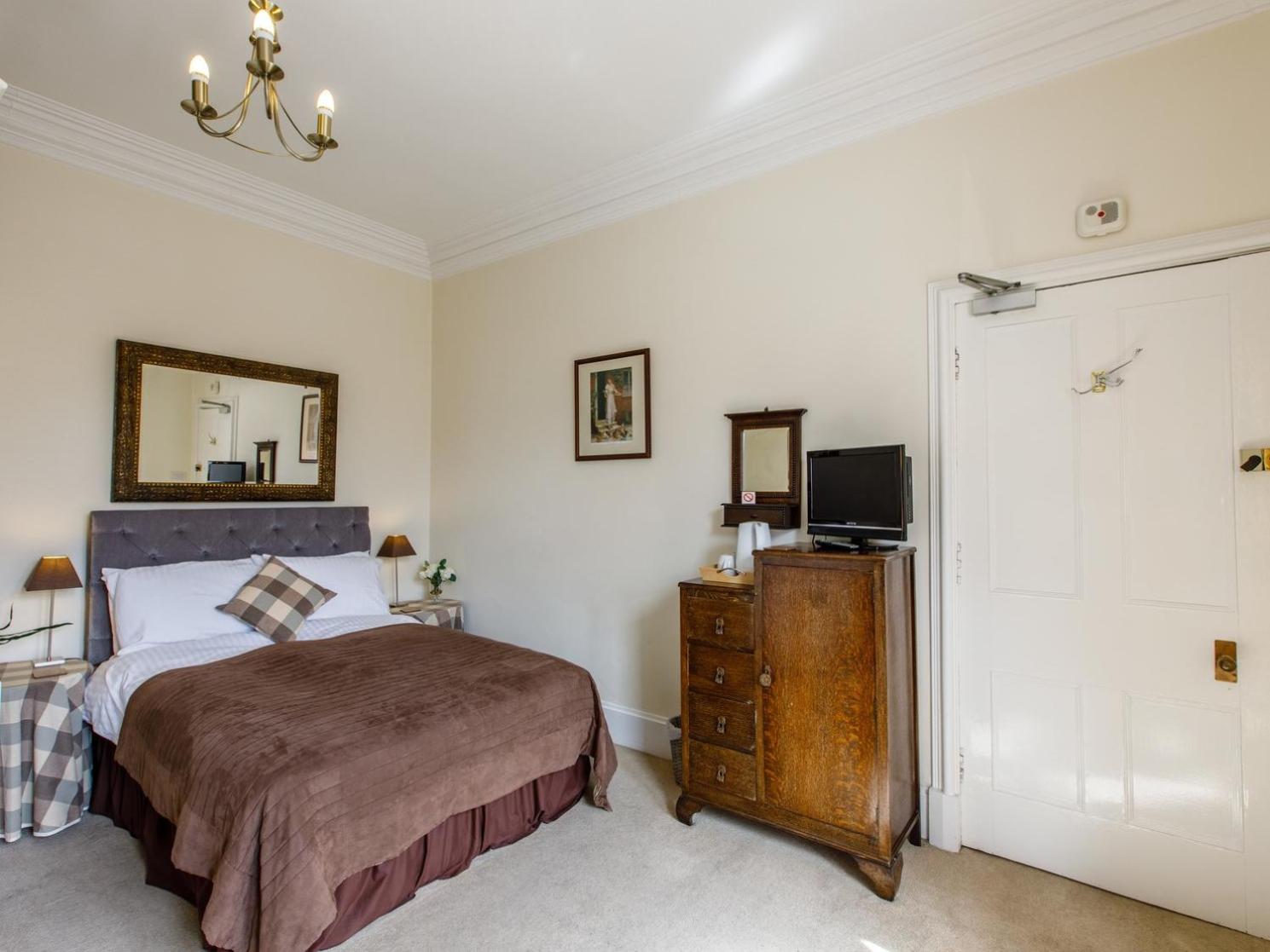 Five-Bedroom House photo 3