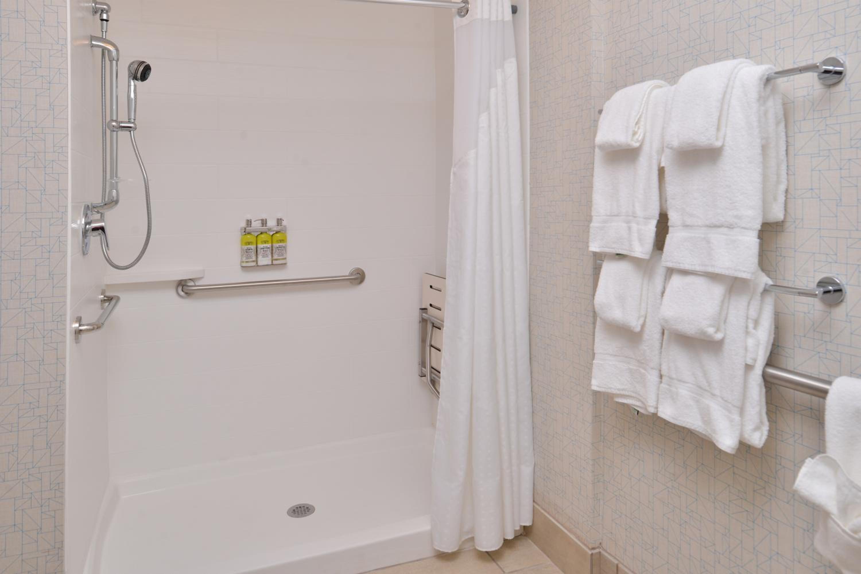 Queen Room with Two Queen Beds and Shower - Hearing Accessible/Non-Smoking photo 3