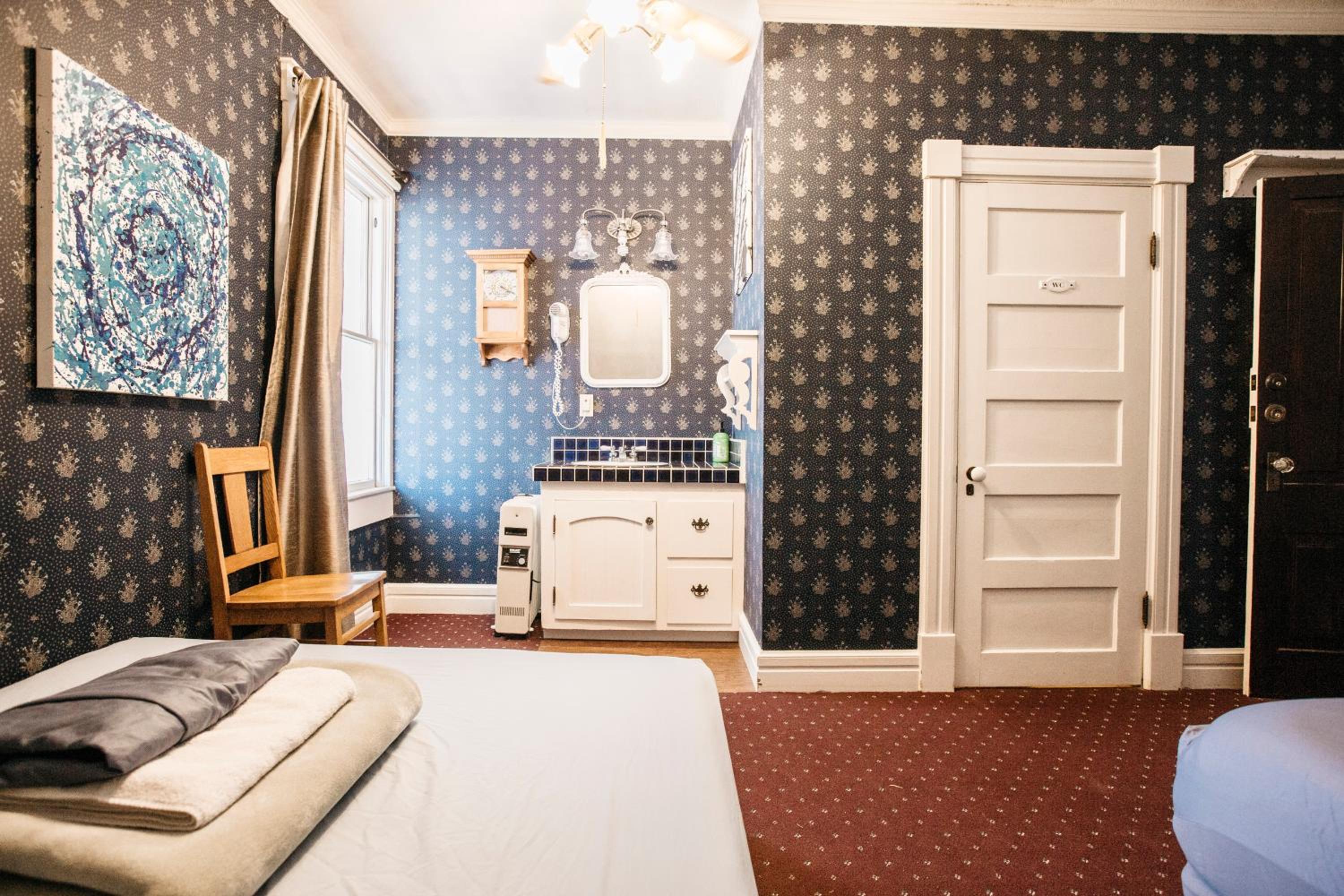 Queen Room with Two Queen Beds photo 1