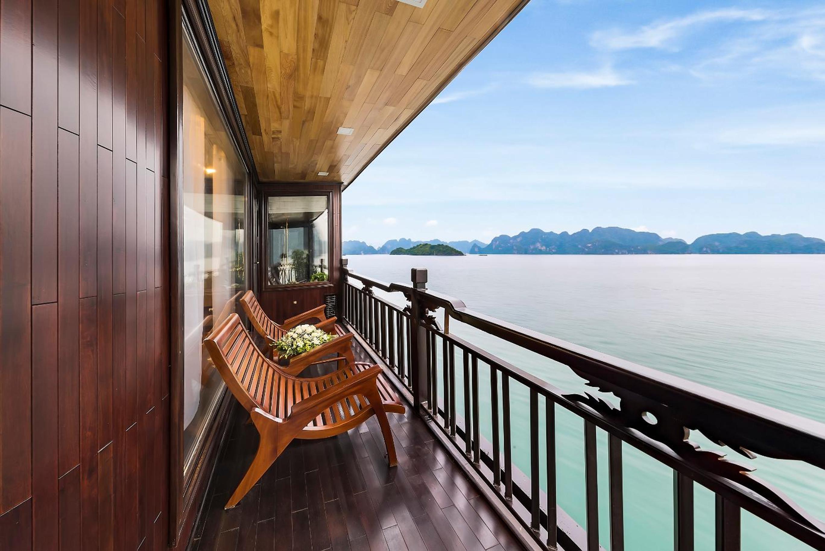 Queen Triple Private Balcony Free Whirlpool Bath  - 2 Days 1 Night photo 2