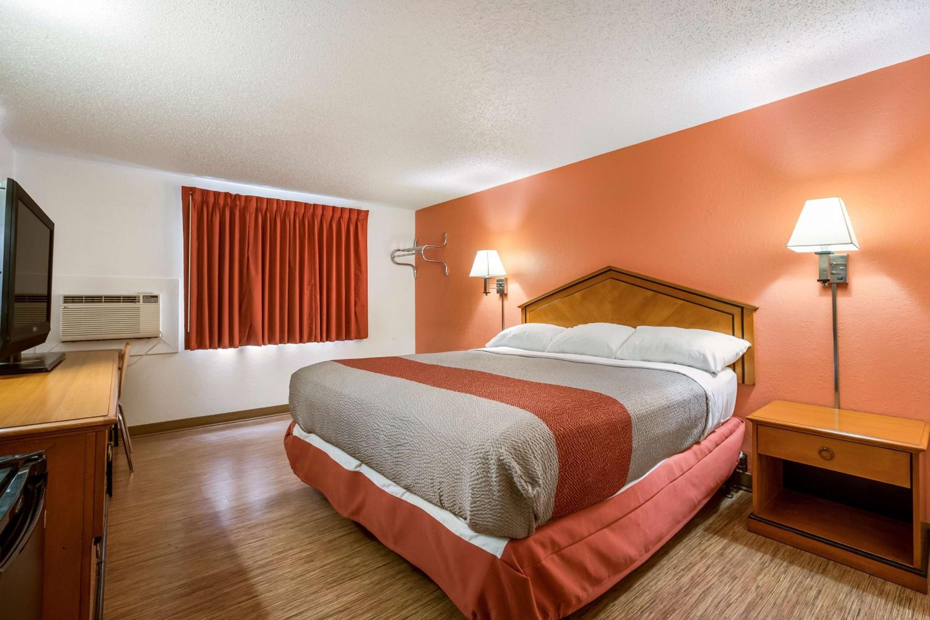 Deluxe King Room - Non-Smoking