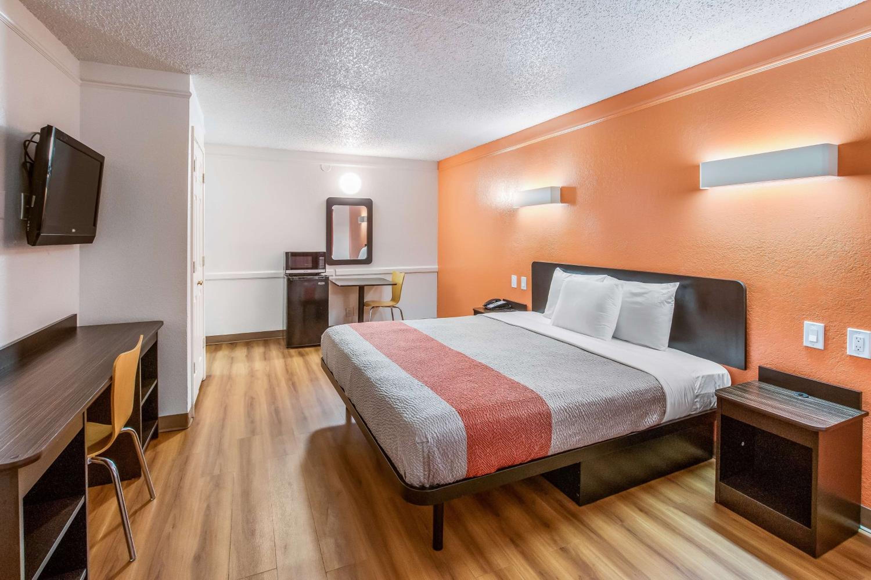 King Room - Non-Smoking - Photo 7