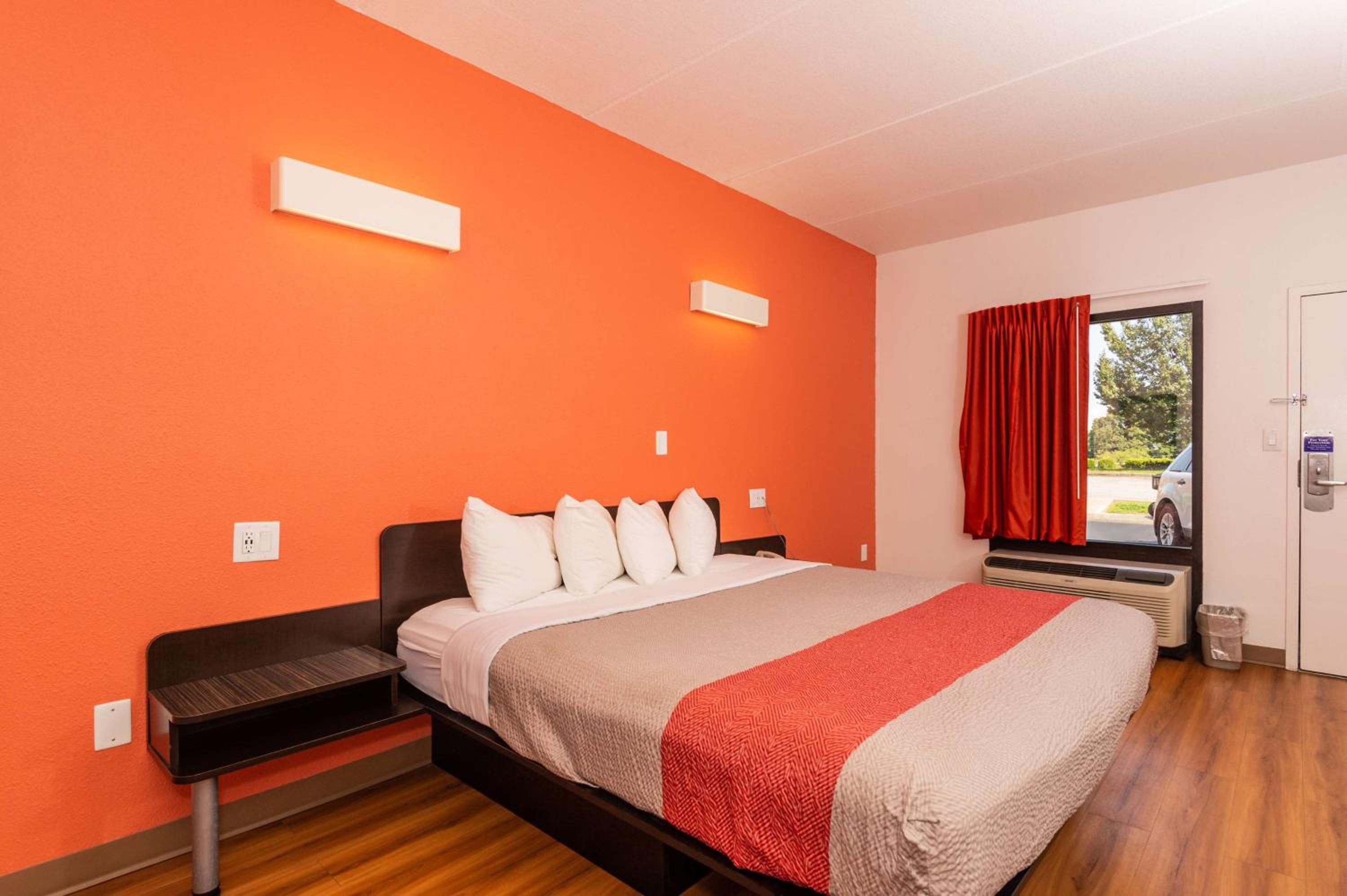 Deluxe King Room - Non-Smoking - Photo 1