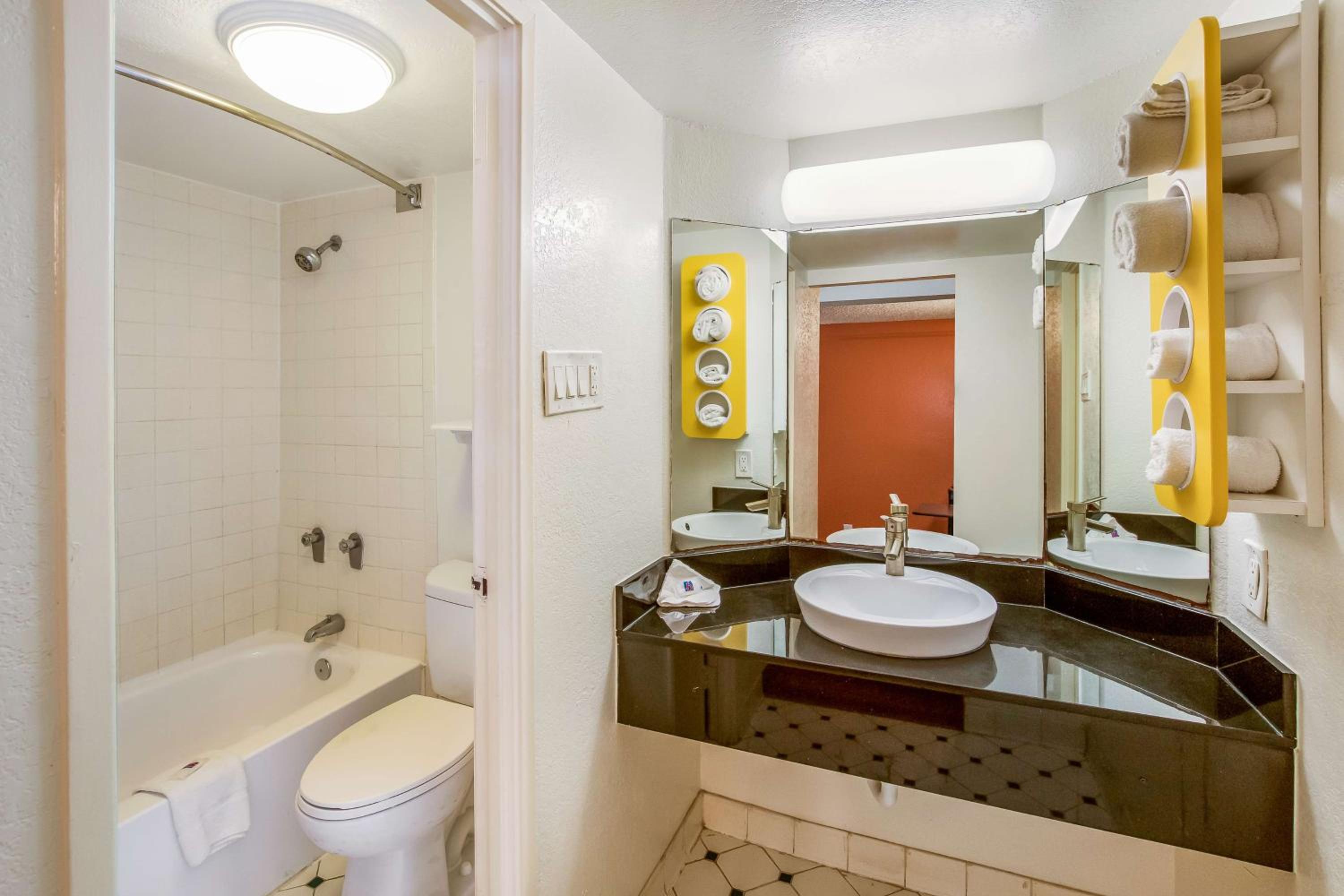 Quadruple Room - Non-Smoking - Photo 4