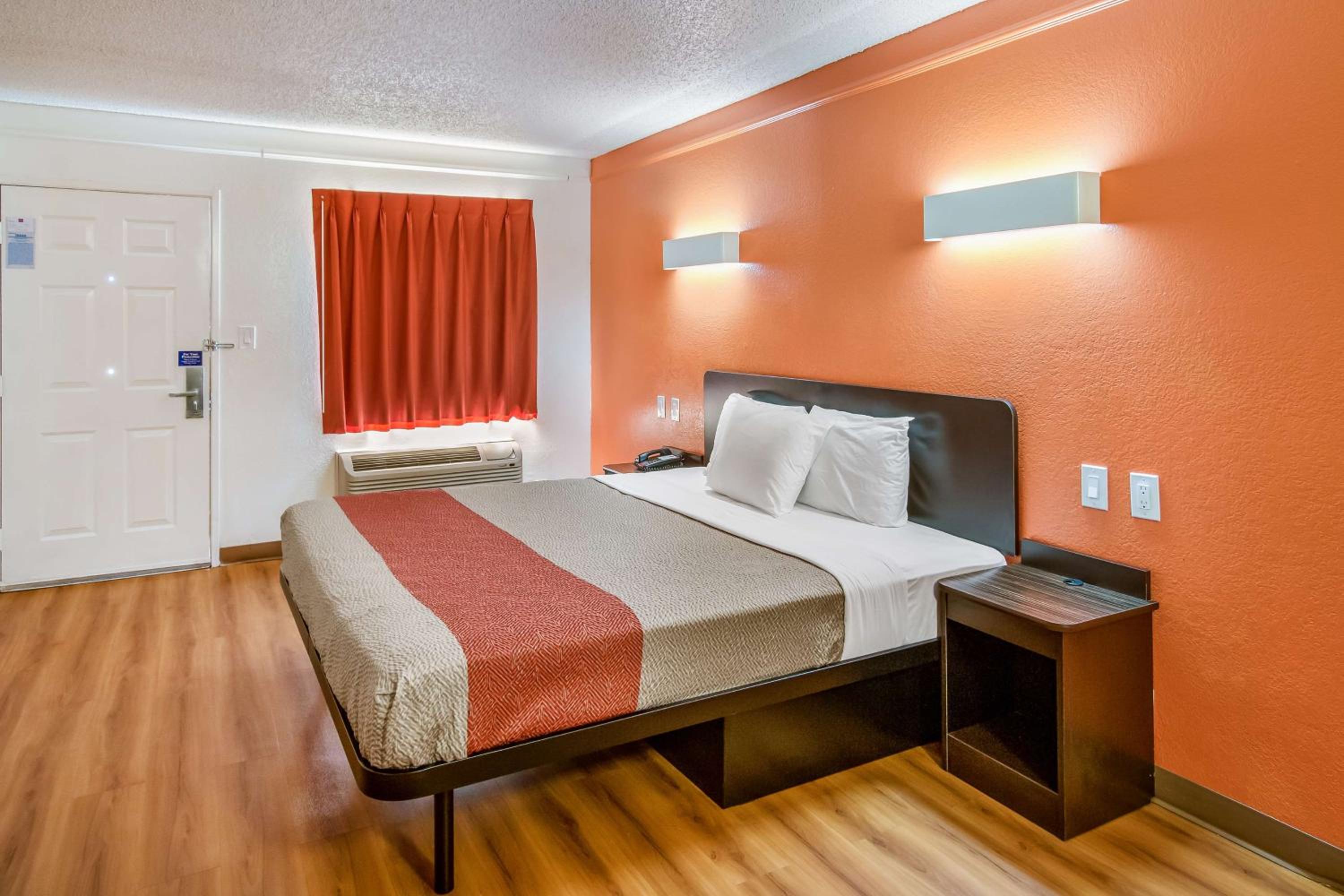 King Room - Non-Smoking - Photo 1