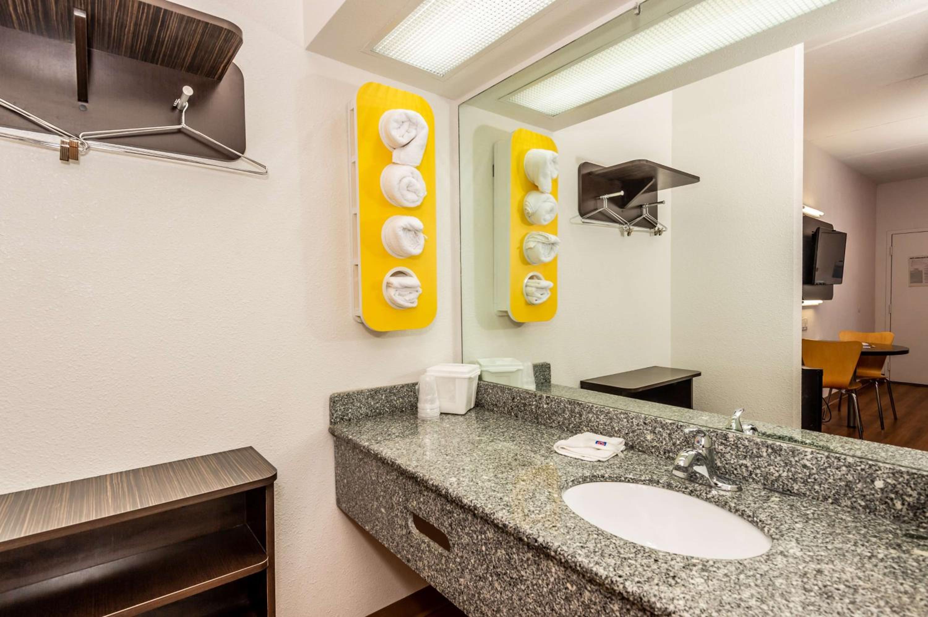 Deluxe King Room - Non-Smoking - Photo 2
