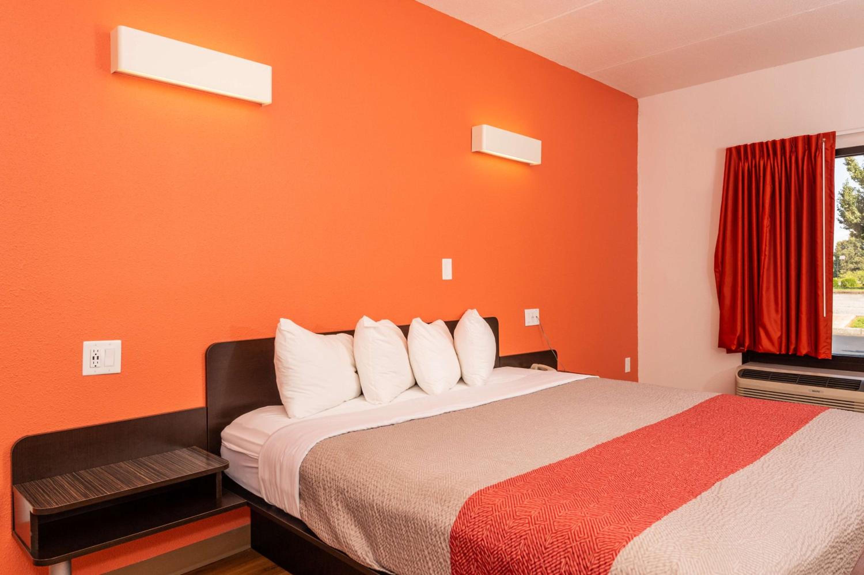 Deluxe King Room - Non-Smoking - Photo 6