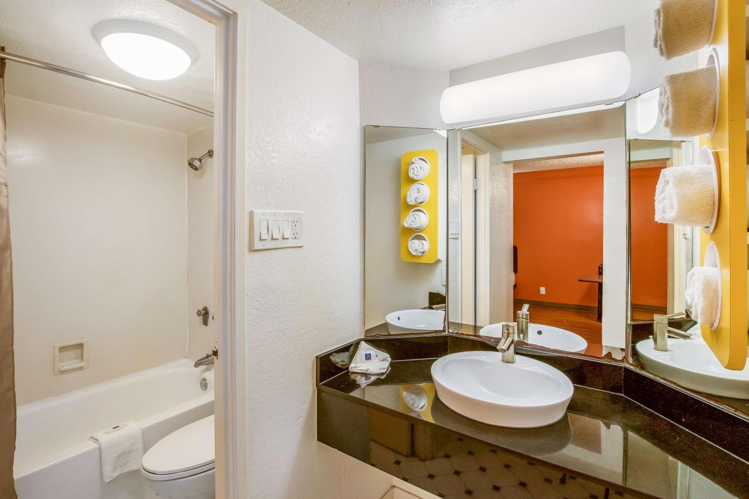 Quadruple Room - Non-Smoking - Photo 5