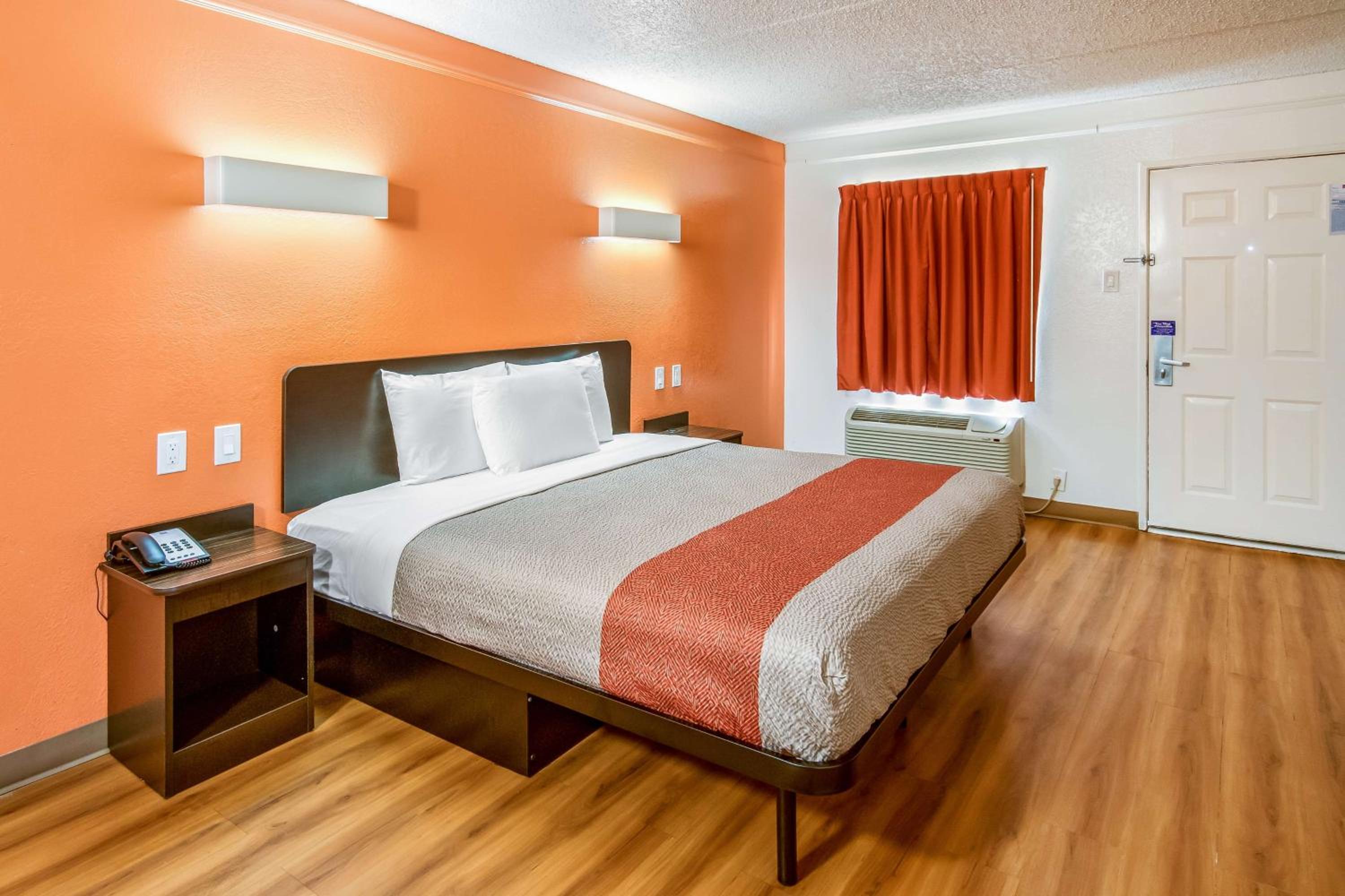 King Room - Non-Smoking - Photo 5