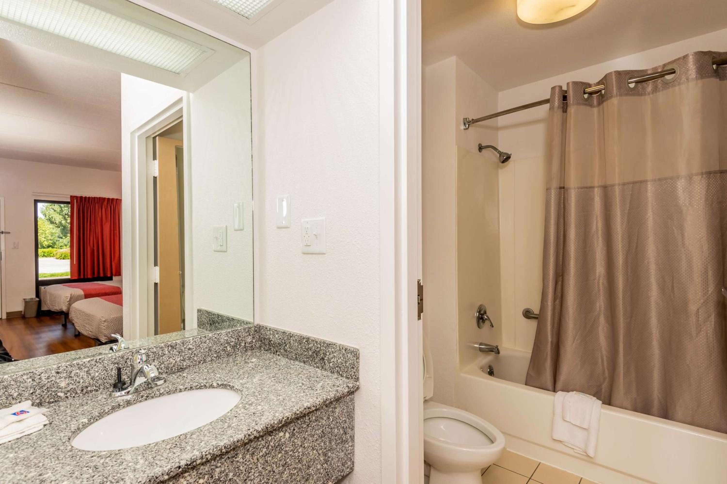 Deluxe King Room - Non-Smoking - Photo 4