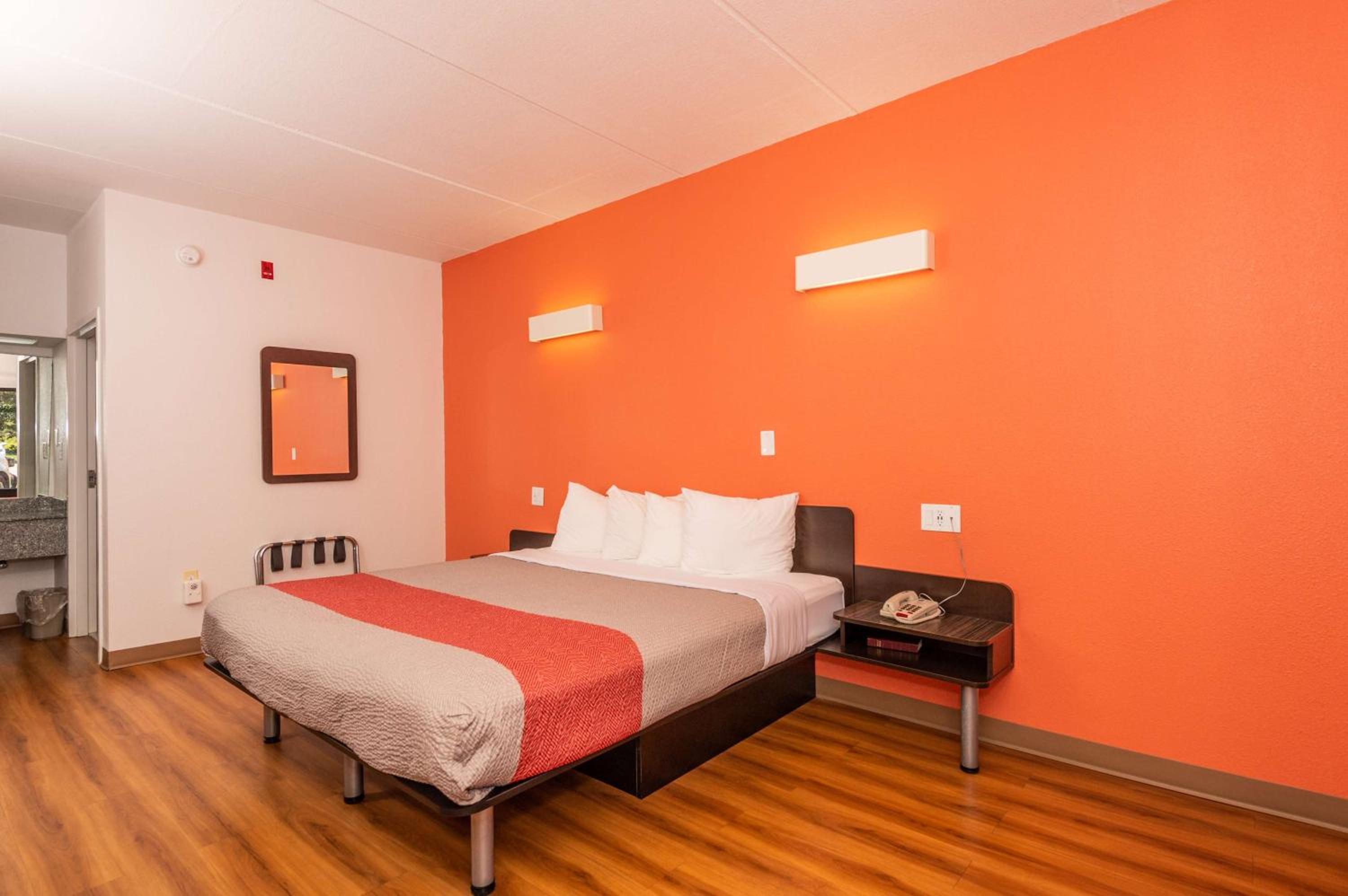 Deluxe King Room - Non-Smoking - Photo 3