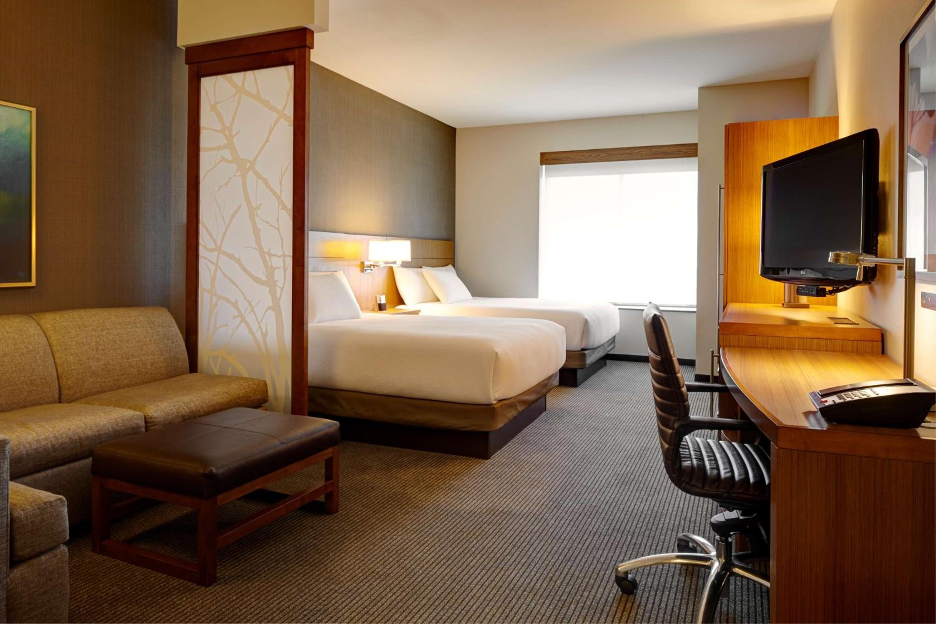 Queen Room with Two Queen Beds and Sofa Bed - High Floor photo 2