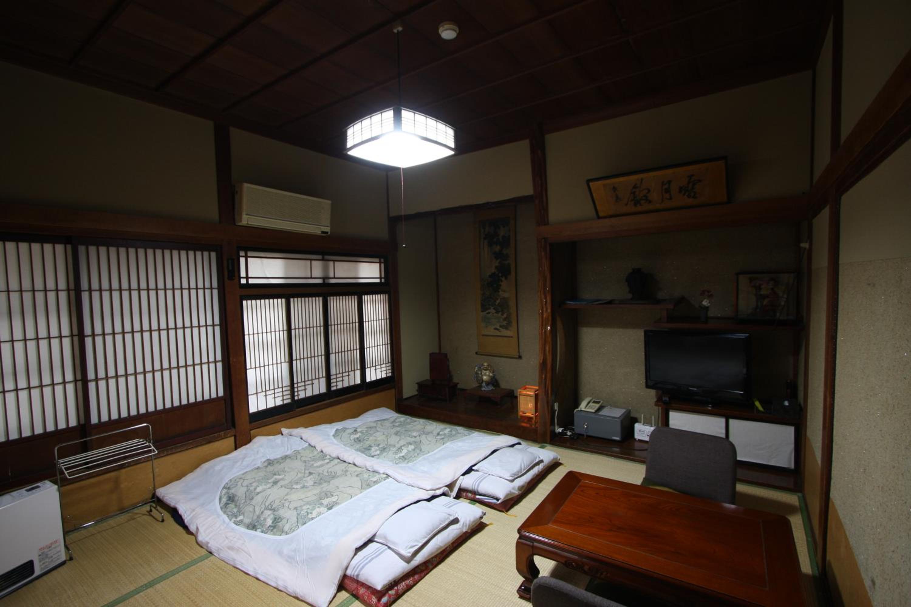Japanese-Style Family Room with Shared Bathroom photo 2