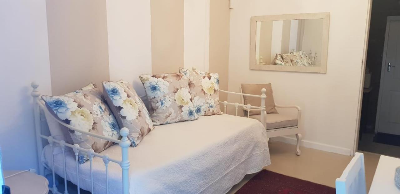 Deluxe Double Room (2 Adults + 1 Child) - Photo 6
