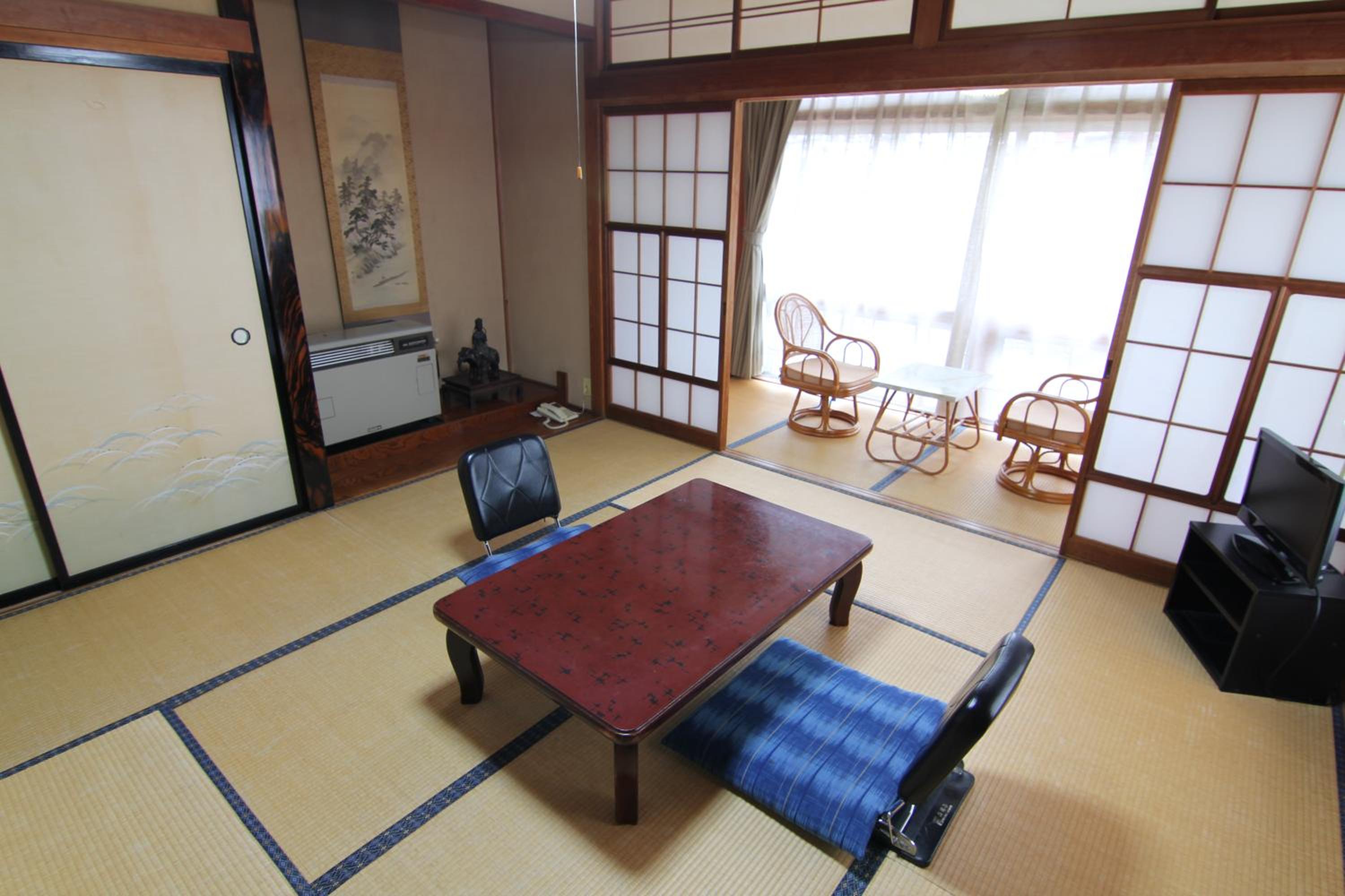 Japanese-Style Family Room with Shared Bathroom photo 3