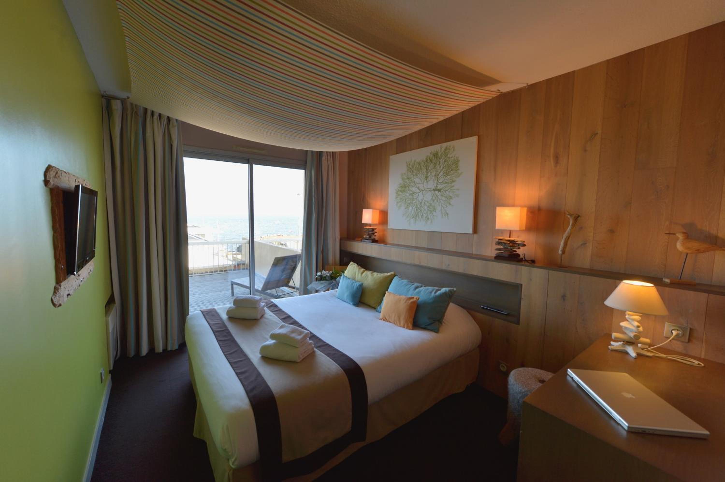 Double Room with Terrace and Harbor View - Photo 8