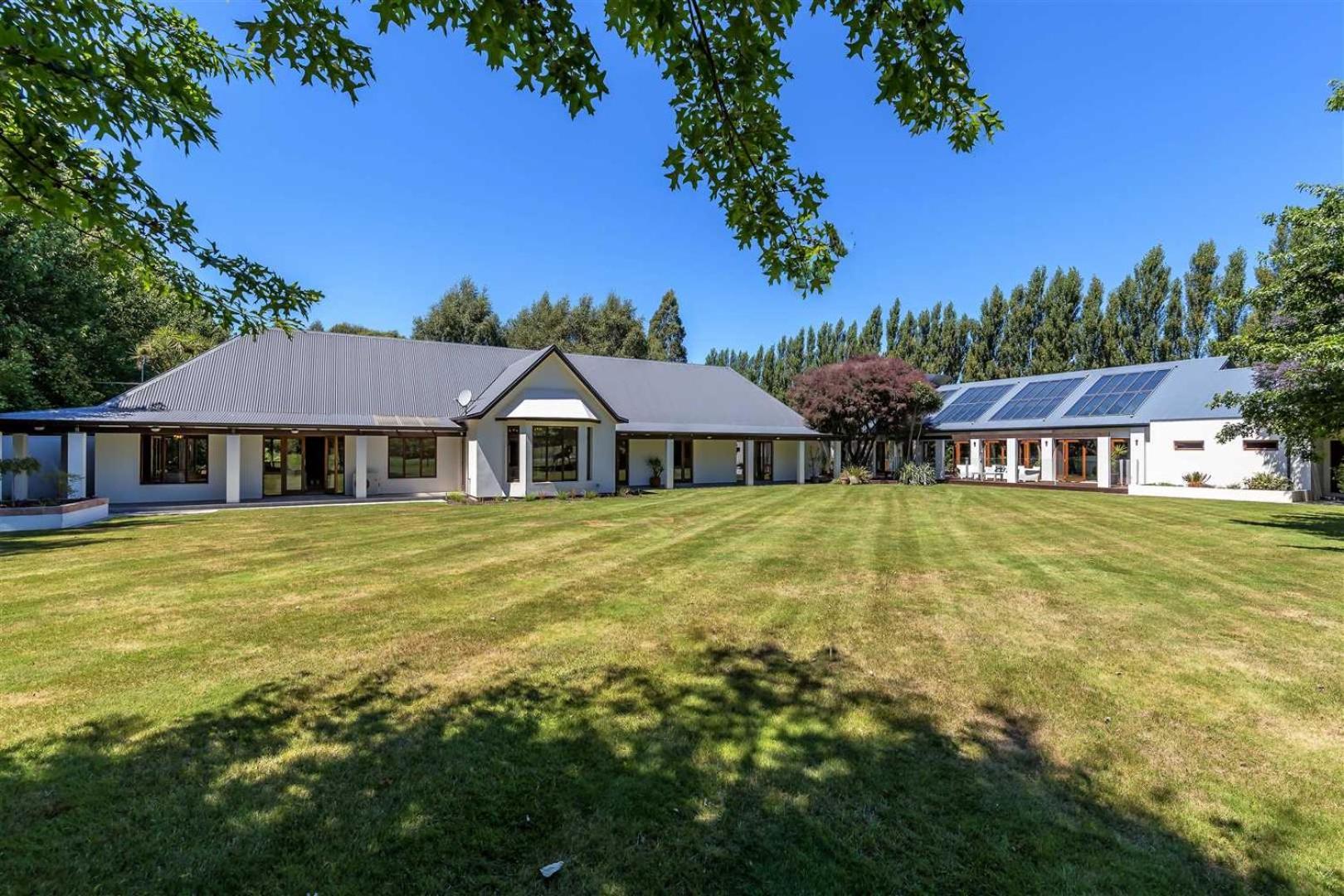 Five-Bedroom House - Photo 41
